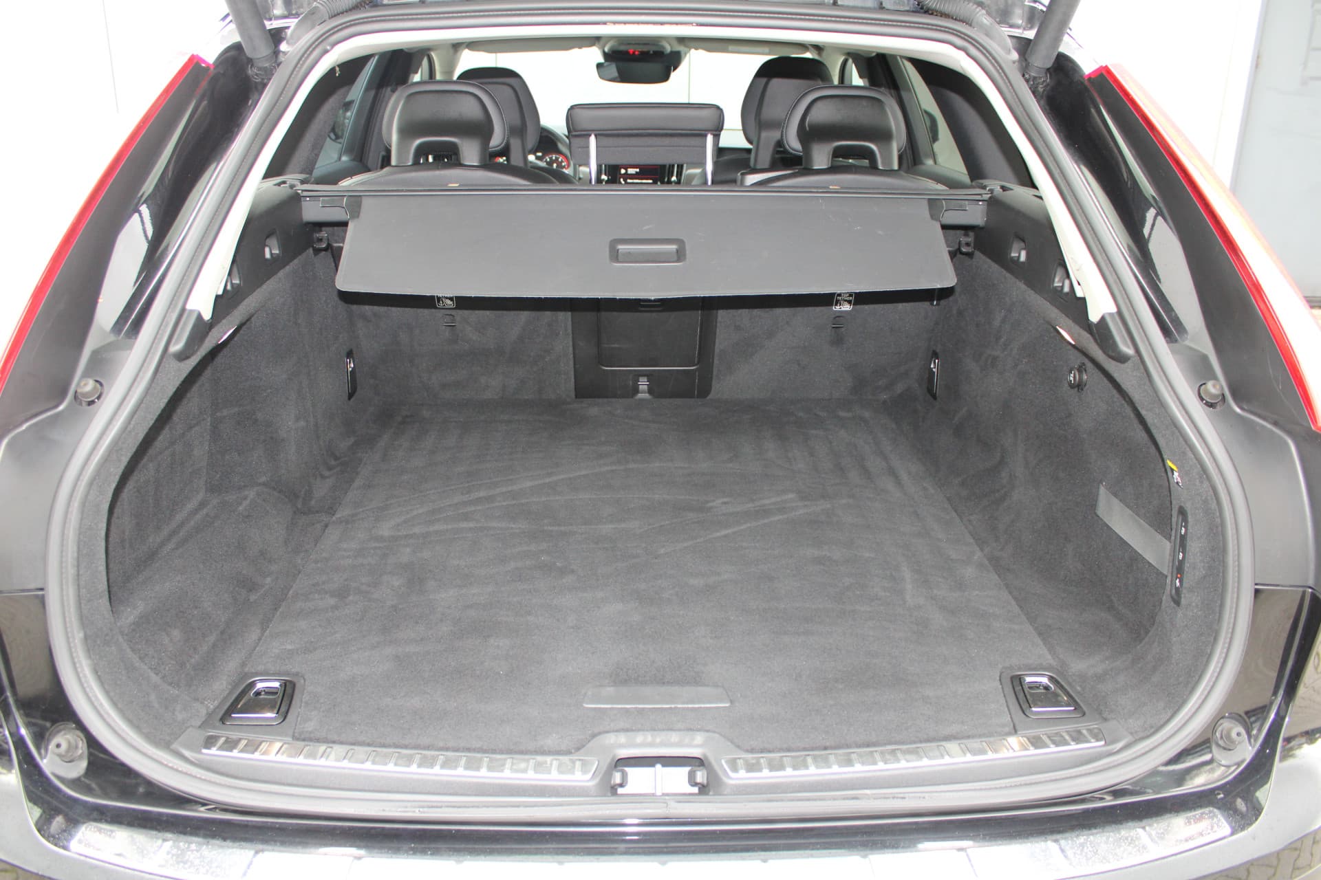 Volvo V90 Cross Country T5 AWD 90th Anniversary Edition thumbnail 12