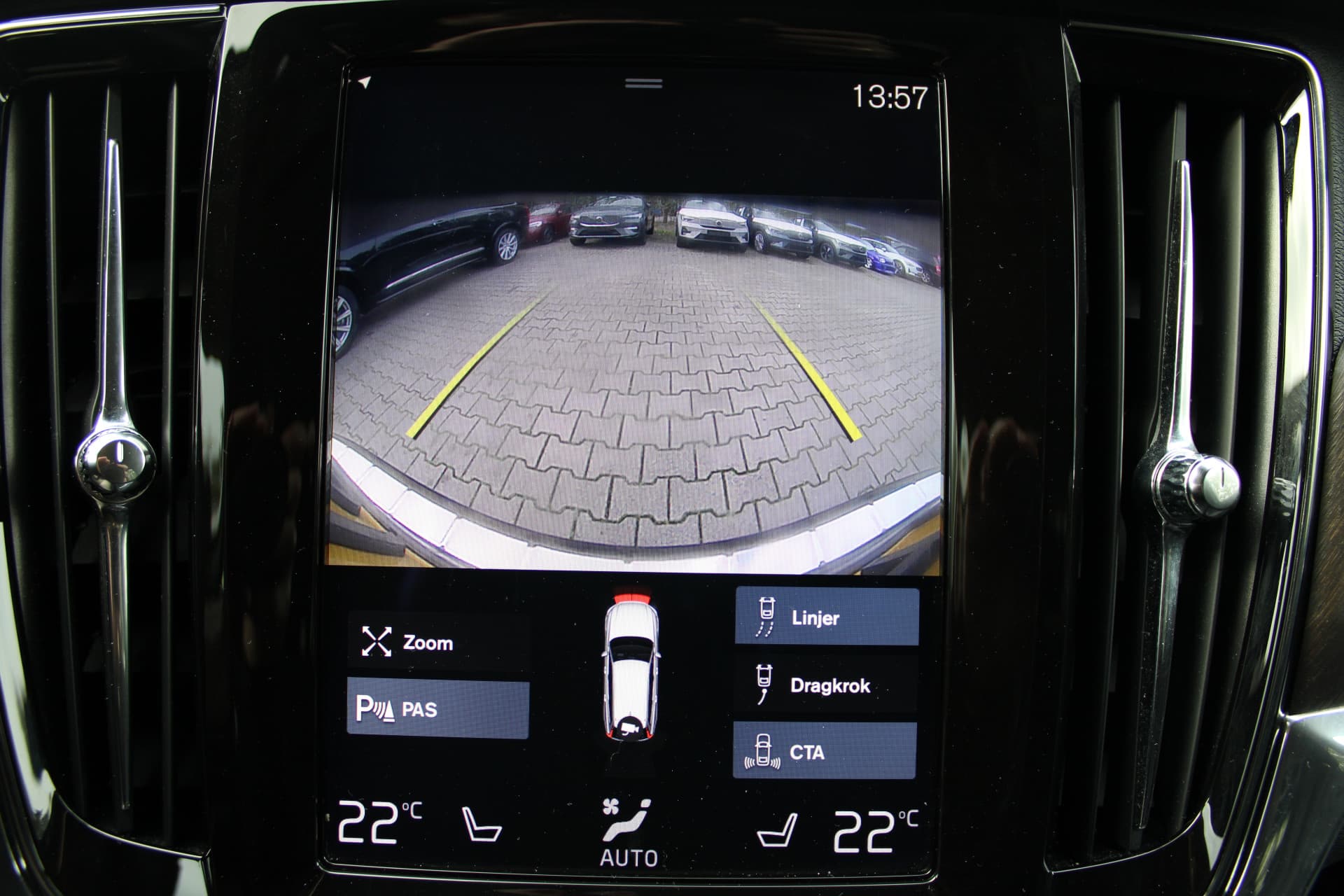 Volvo V90 Cross Country T5 AWD 90th Anniversary Edition thumbnail 36