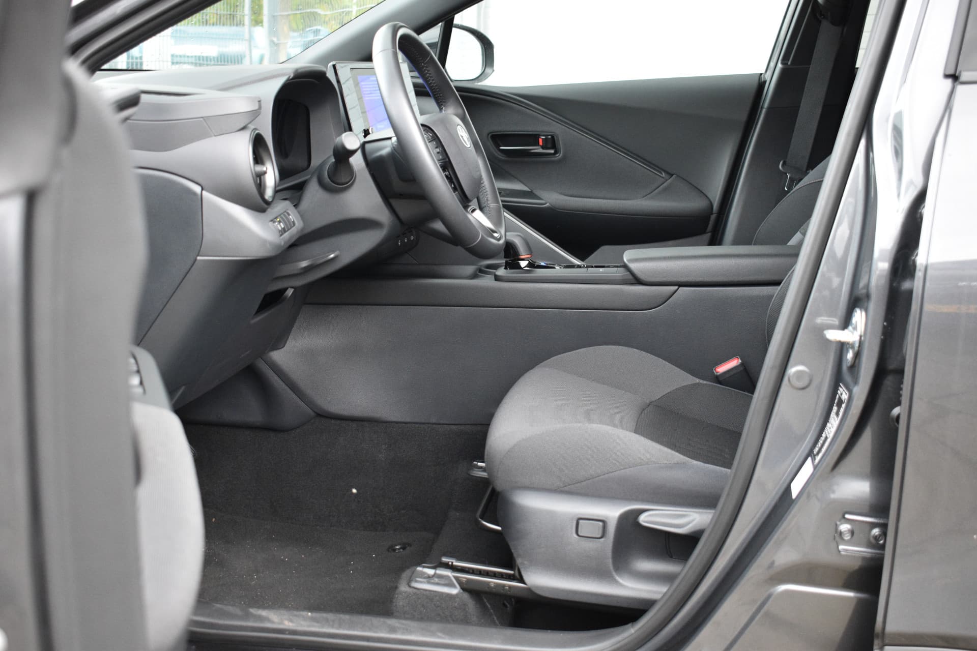 Toyota C-HR 1.8 Hybrid 140 Dynamic Plus Limited Automaat 140pk thumbnail 2