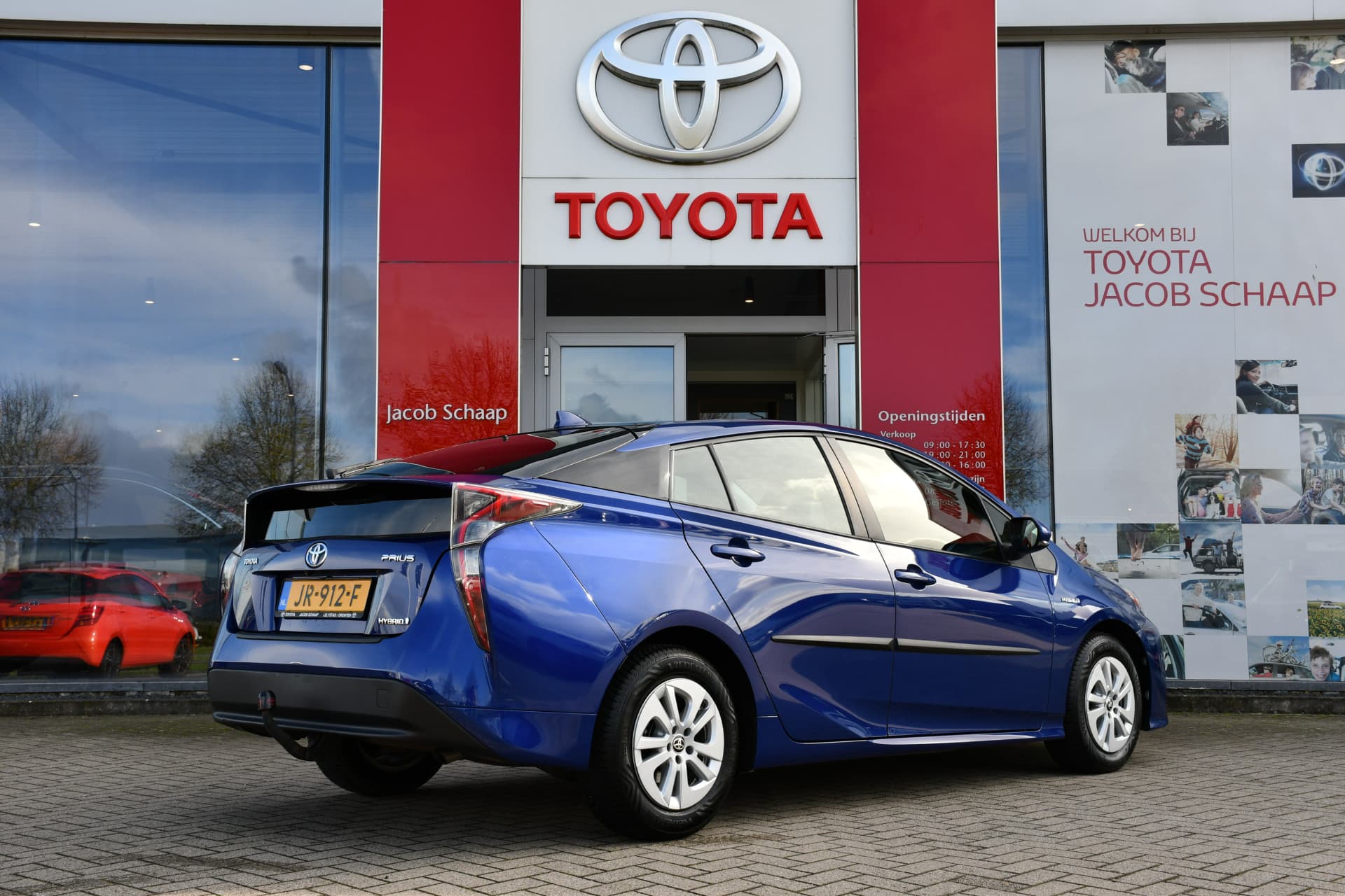 Toyota Prius 1.8 Aspiration Automaat 122pk thumbnail 3