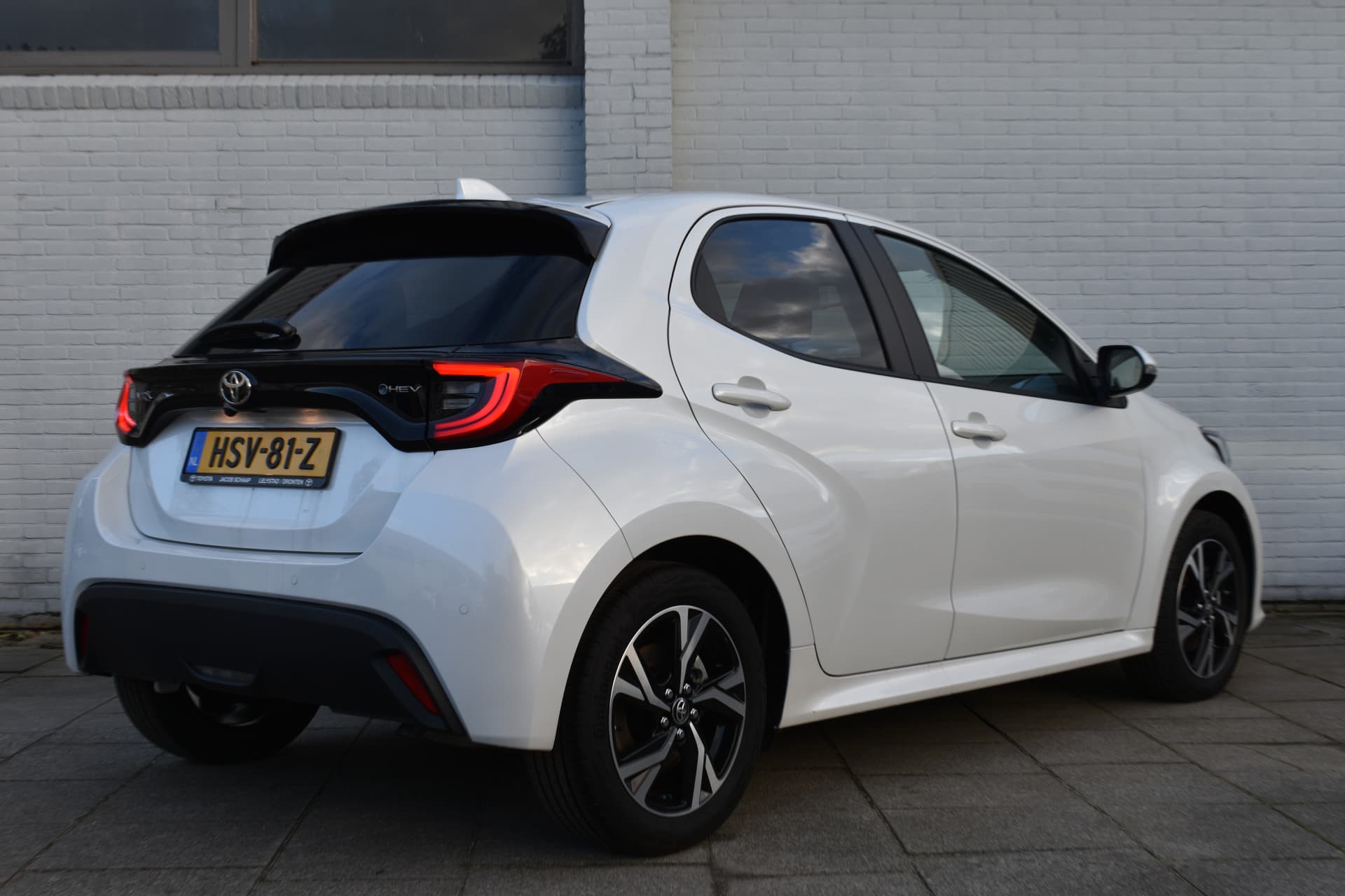 Toyota Yaris 1.5 Hybrid 115 First Edition Limited Automaat 116pk thumbnail 3