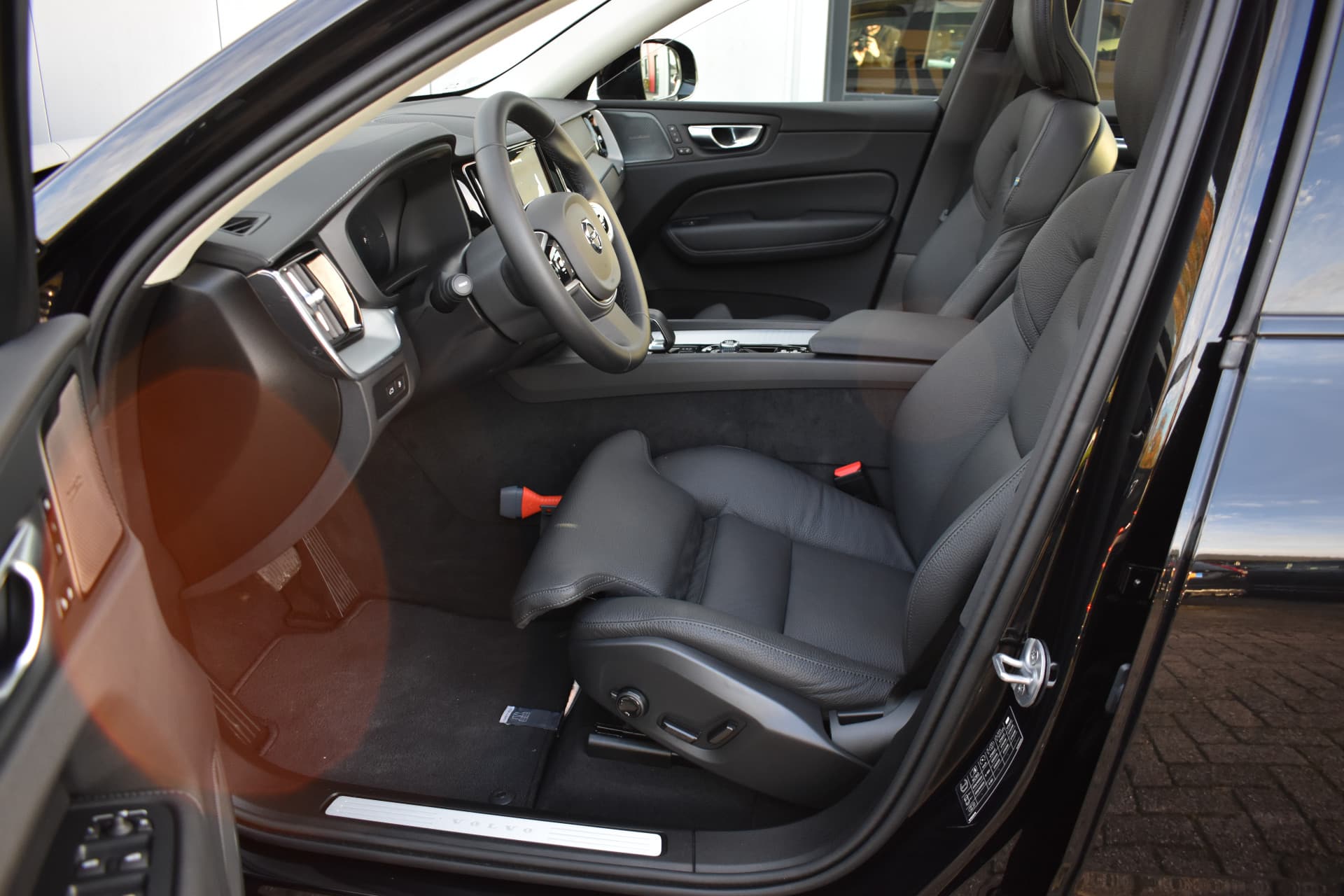 Volvo XC60 T6 AWD 350PK Plug-in Hybrid Ultra Dark thumbnail 2