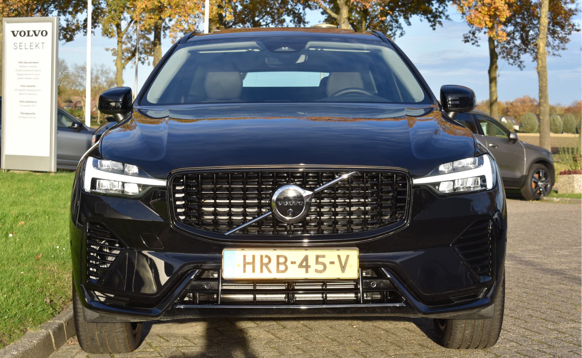 Volvo XC60 T6 AWD 350PK Plug-in Hybrid Ultra Dark thumbnail 3