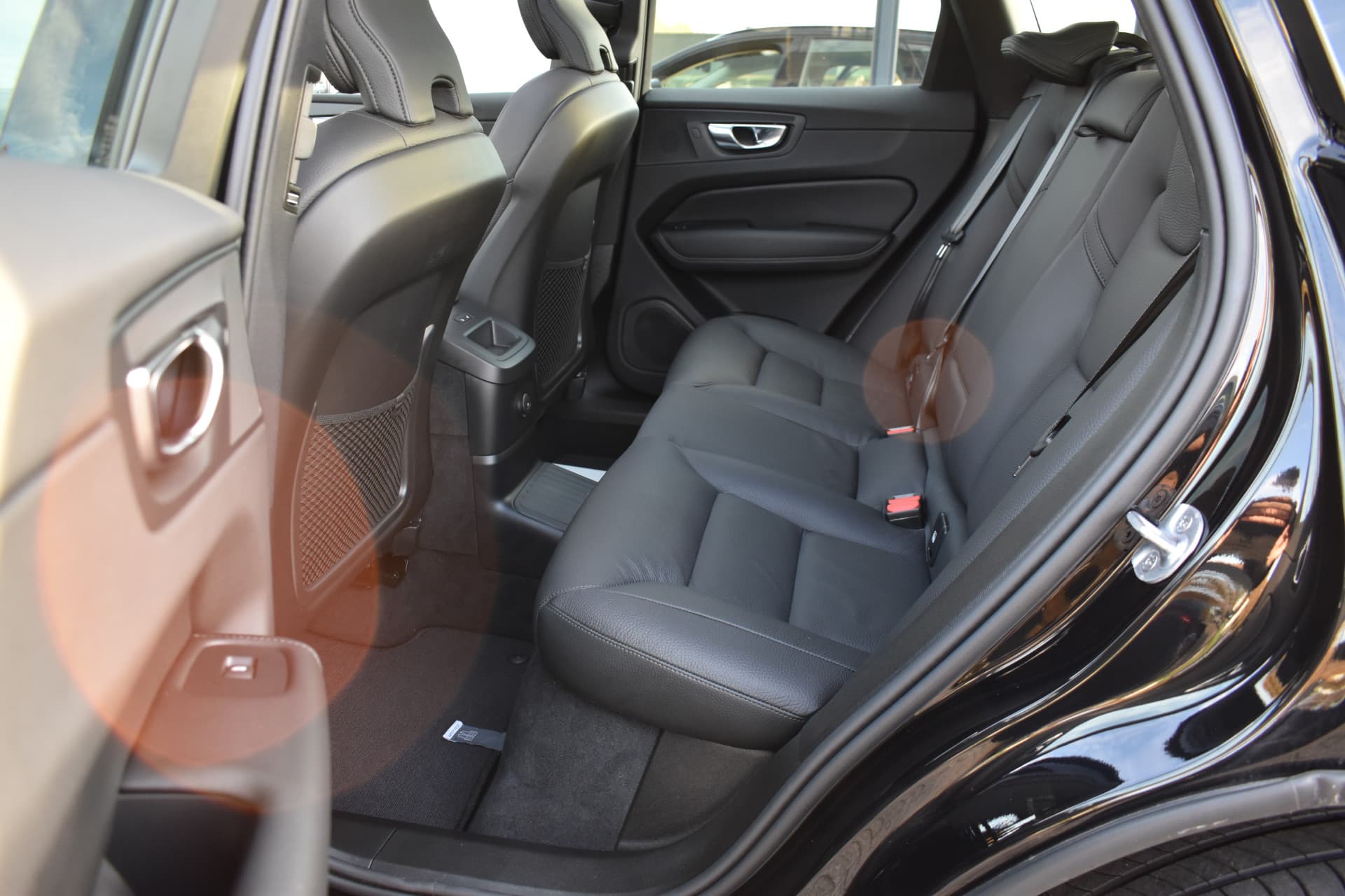 Volvo XC60 T6 AWD 350PK Plug-in Hybrid Ultra Dark thumbnail 4