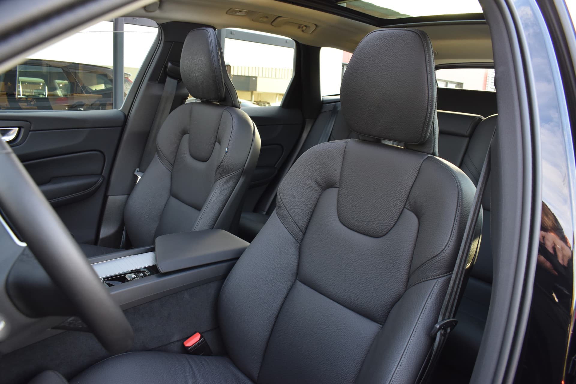 Volvo XC60 T6 AWD 350PK Plug-in Hybrid Ultra Dark thumbnail 8