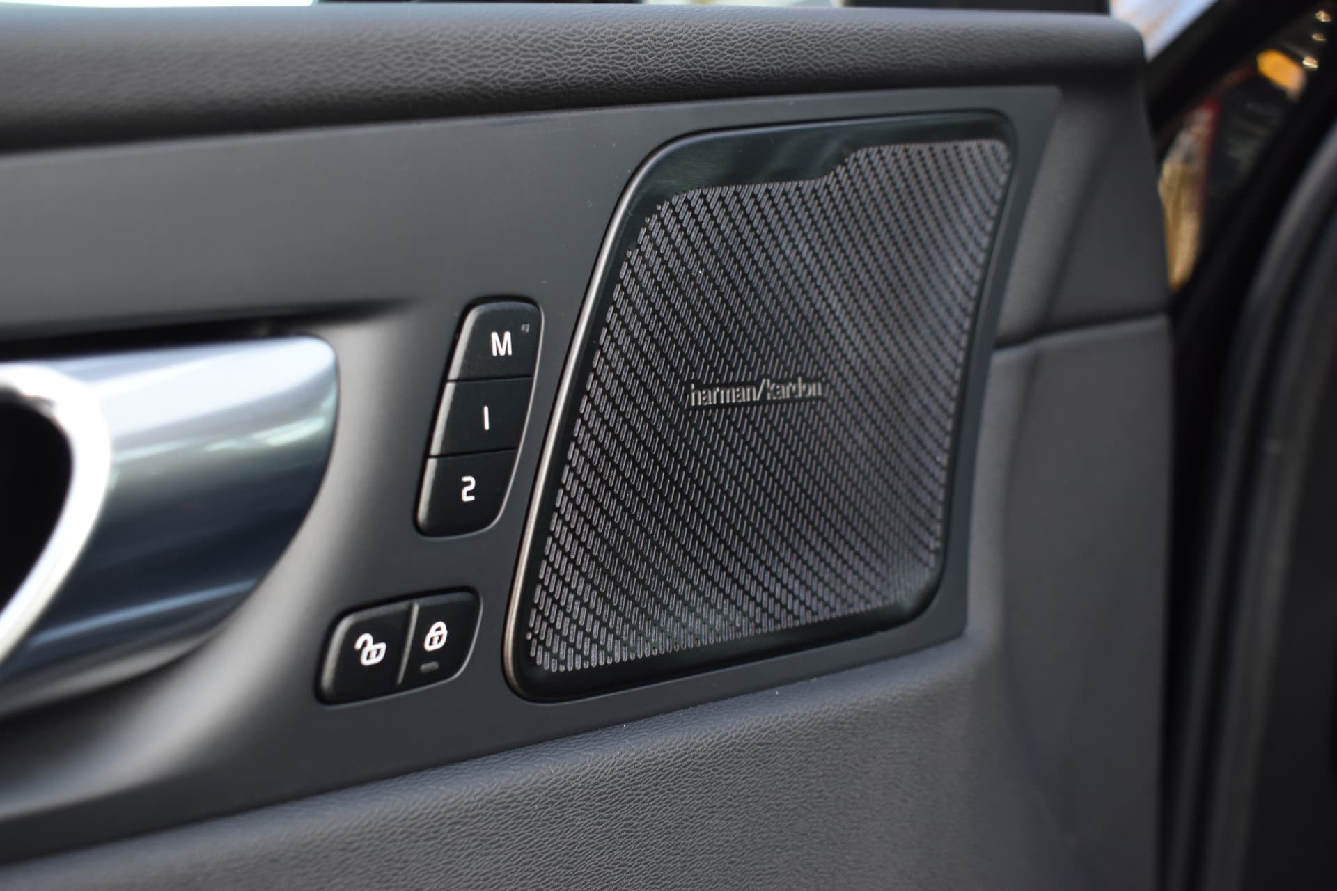 Volvo XC60 T6 AWD 350PK Plug-in Hybrid Ultra Dark thumbnail 10