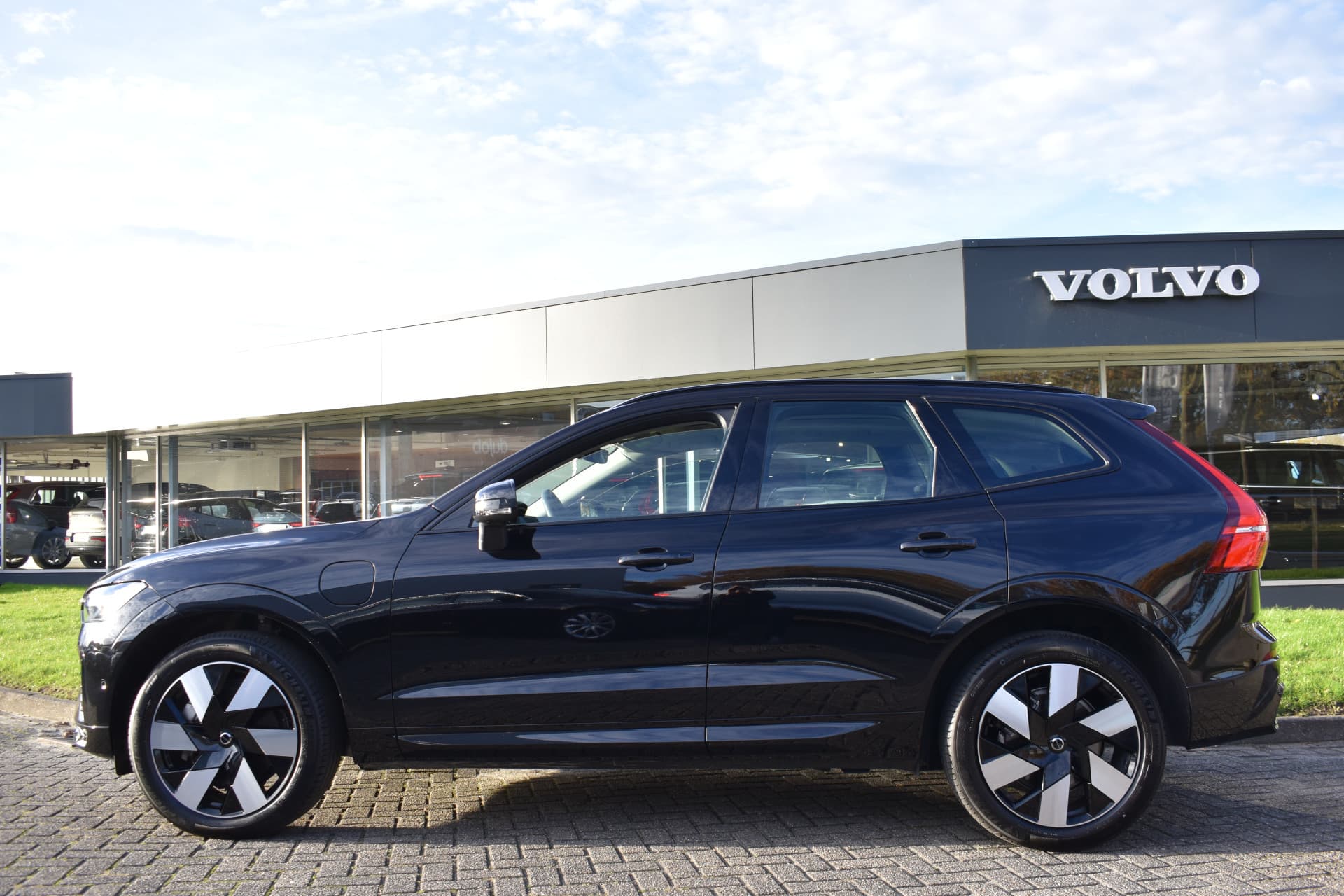 Volvo XC60 T6 AWD 350PK Plug-in Hybrid Ultra Dark thumbnail 11