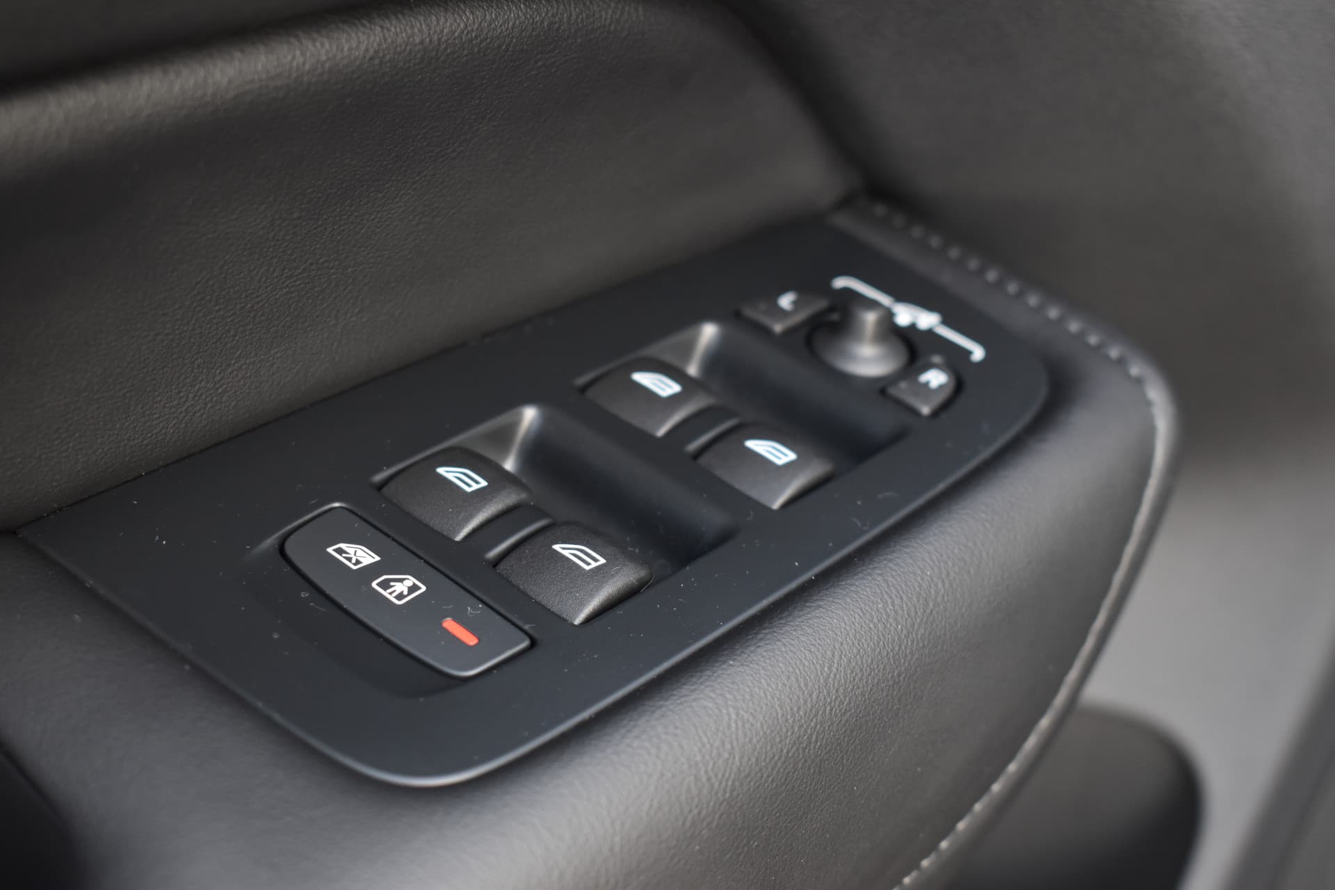 Volvo XC60 T6 AWD 350PK Plug-in Hybrid Ultra Dark thumbnail 12