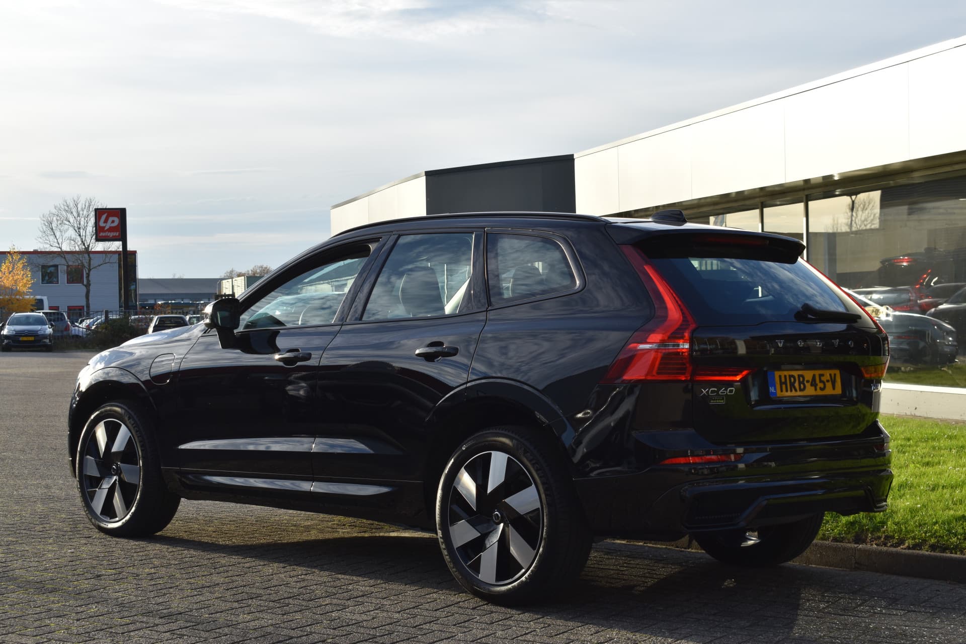 Volvo XC60 T6 AWD 350PK Plug-in Hybrid Ultra Dark thumbnail 13