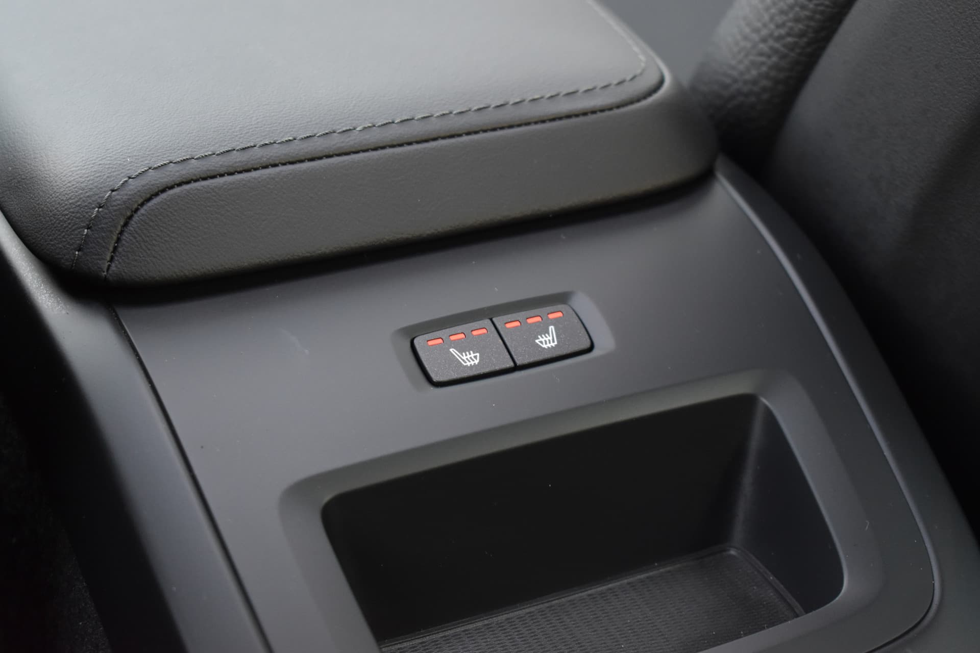 Volvo XC60 T6 AWD 350PK Plug-in Hybrid Ultra Dark thumbnail 14