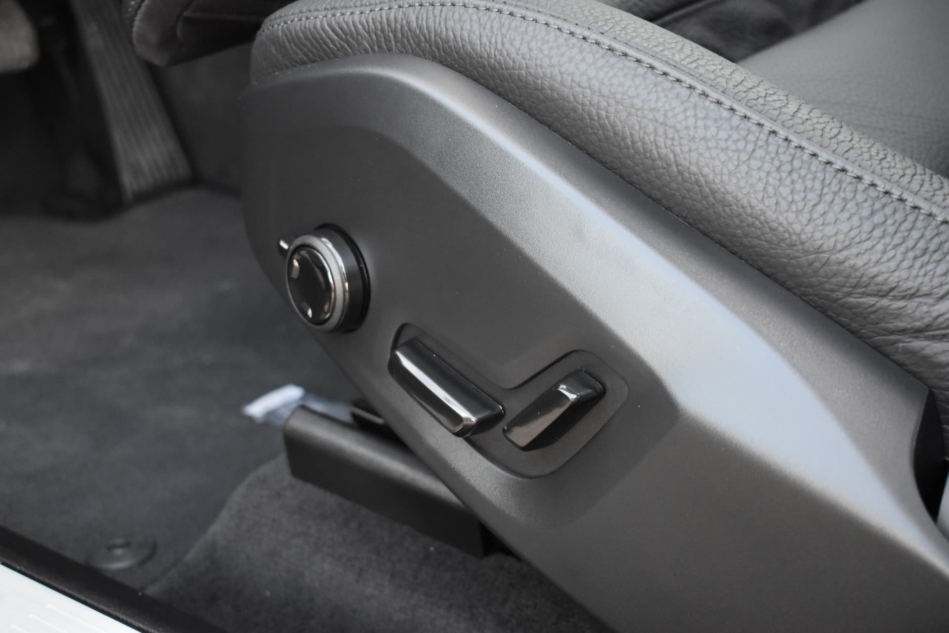 Volvo XC60 T6 AWD 350PK Plug-in Hybrid Ultra Dark thumbnail 28