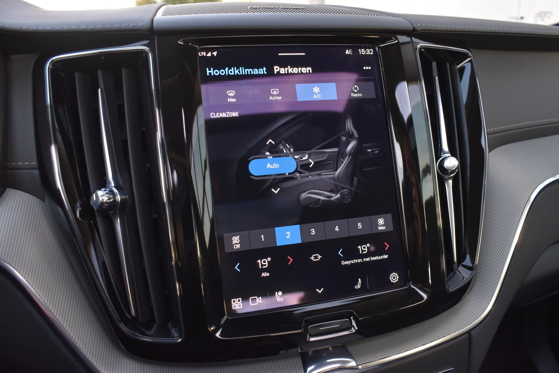 Volvo XC60 T6 AWD 350PK Plug-in Hybrid Ultra Dark thumbnail 30