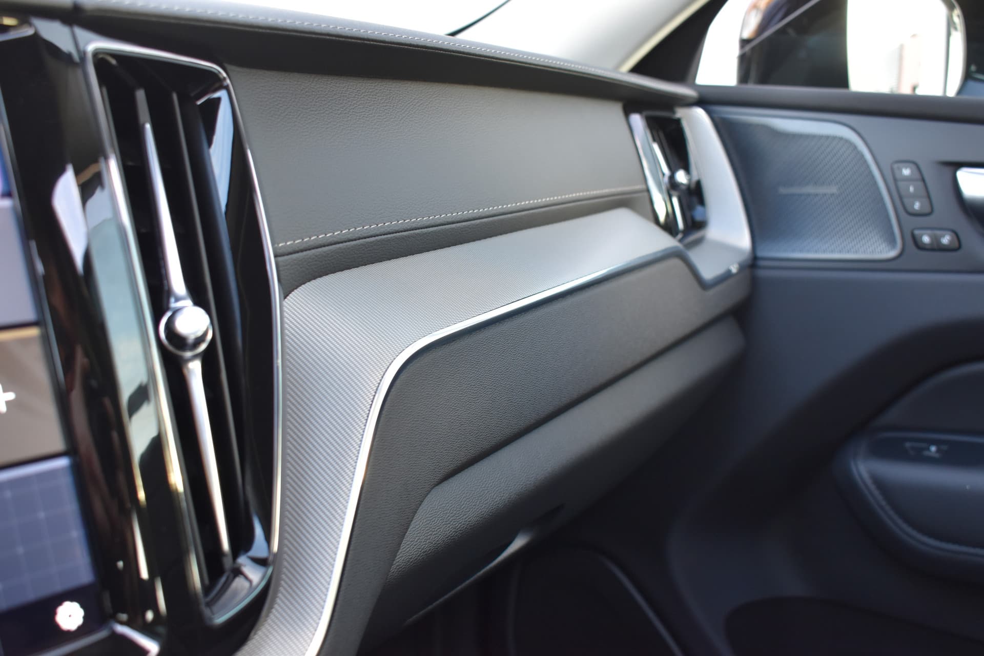 Volvo XC60 T6 AWD 350PK Plug-in Hybrid Ultra Dark thumbnail 31