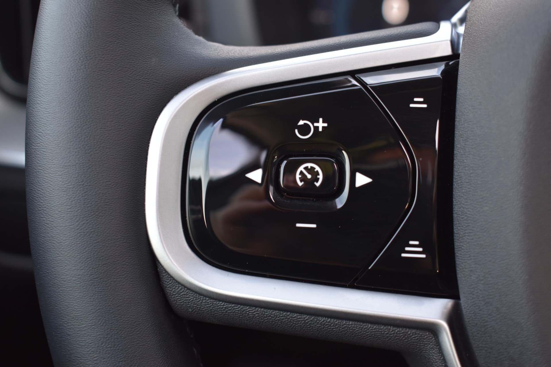 Volvo XC60 T6 AWD 350PK Plug-in Hybrid Ultra Dark thumbnail 40