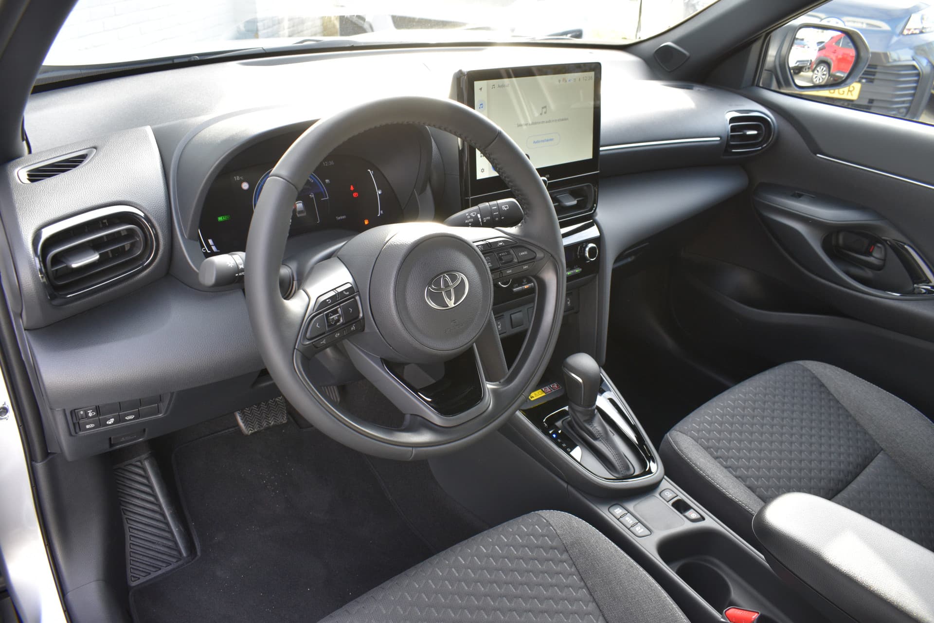 Toyota Yaris Cross 1.5 Hybrid 115 Dynamic Automaat 116pk thumbnail 2