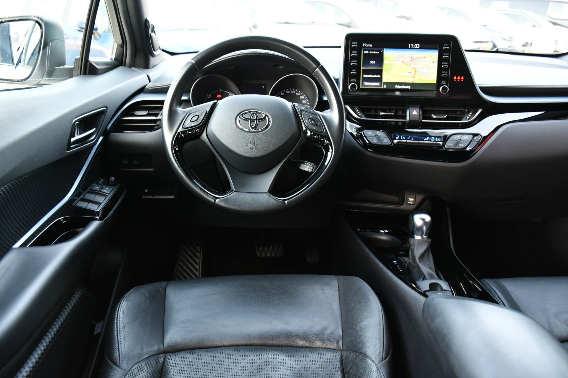 Toyota C-HR 1.8 Hybrid Style Luxury thumbnail 2