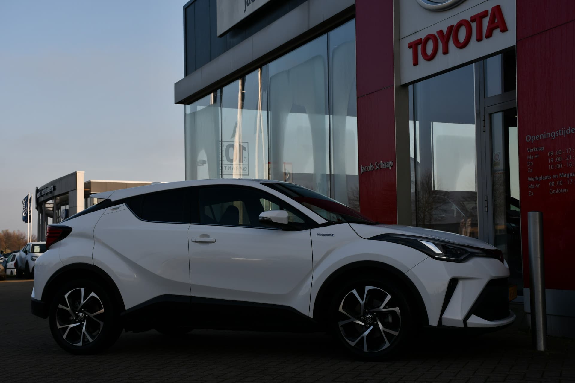 Toyota C-HR 1.8 Hybrid Style Luxury thumbnail 3