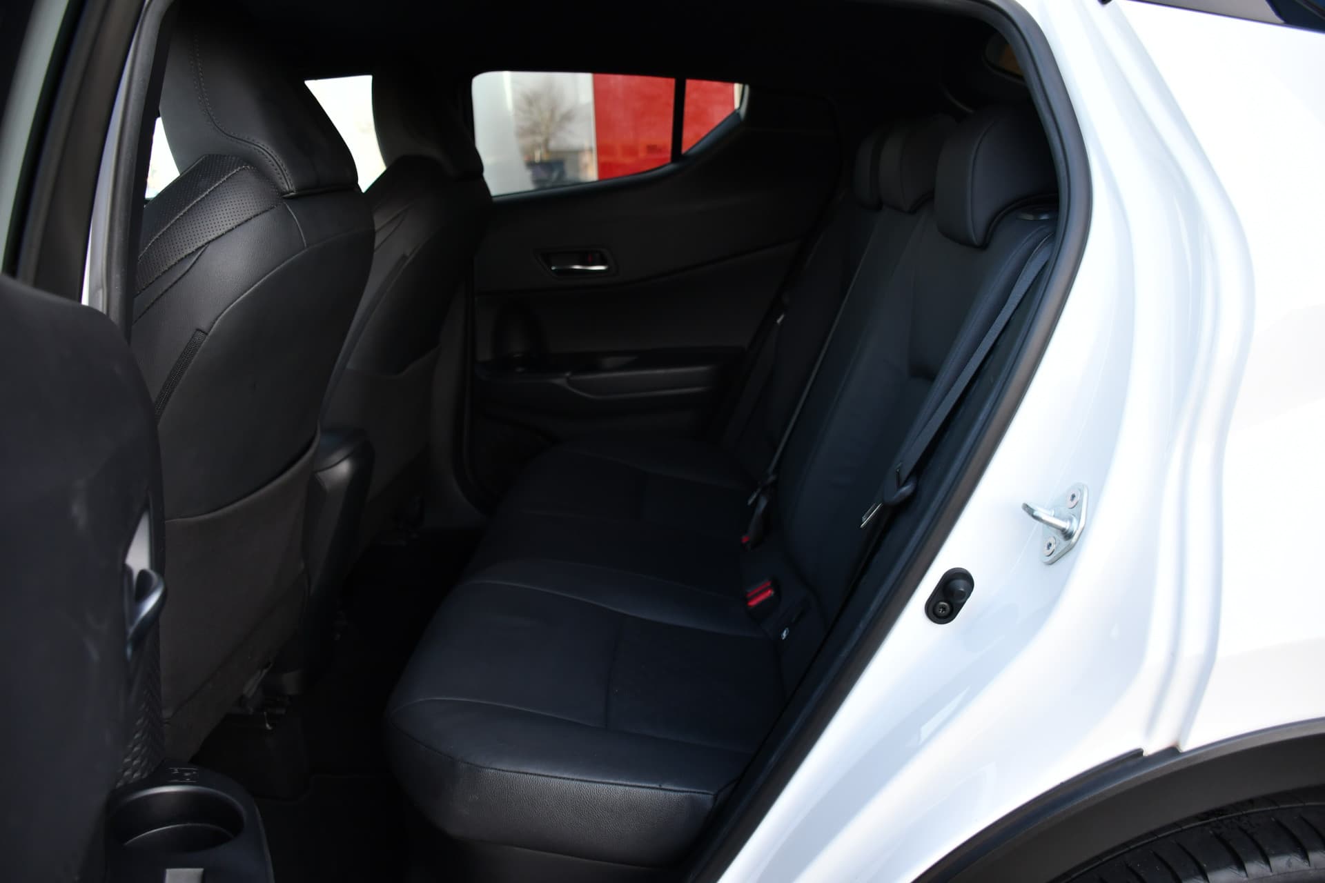 Toyota C-HR 1.8 Hybrid Style Luxury thumbnail 8