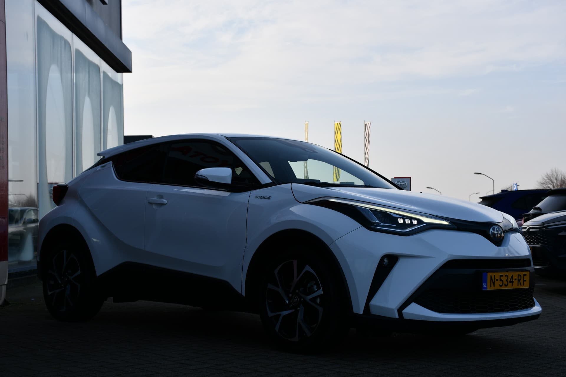 Toyota C-HR 1.8 Hybrid Style Luxury thumbnail 9