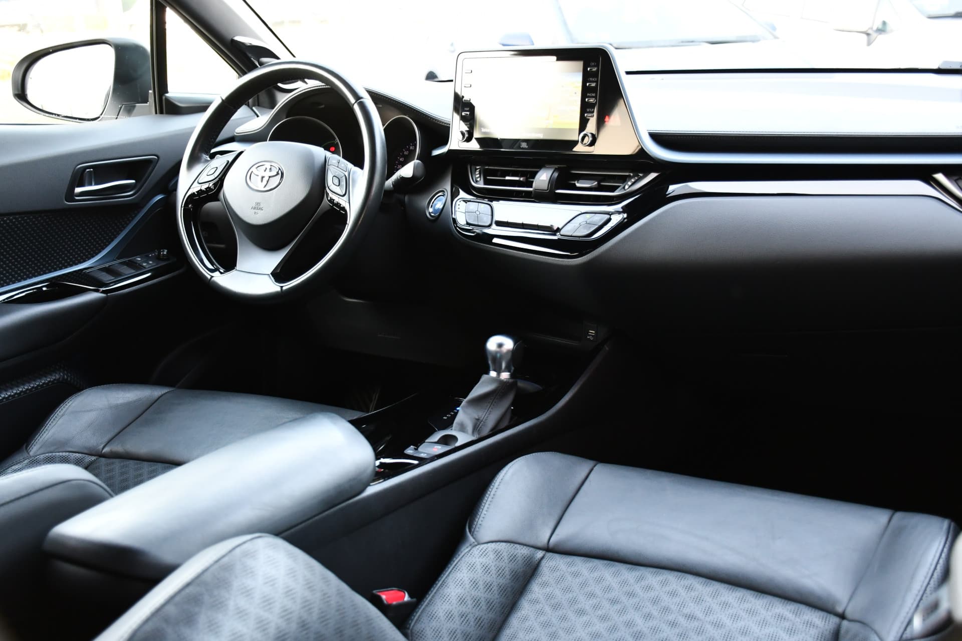 Toyota C-HR 1.8 Hybrid Style Luxury thumbnail 18