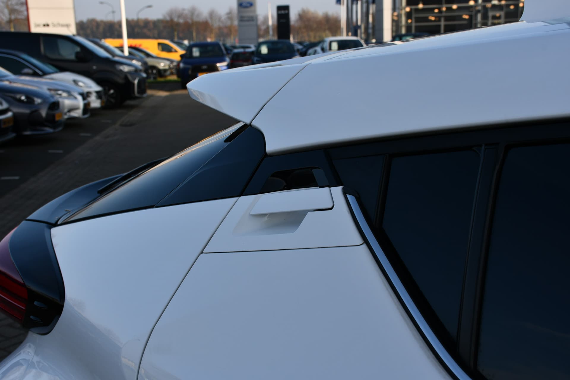 Toyota C-HR 1.8 Hybrid Style Luxury thumbnail 19