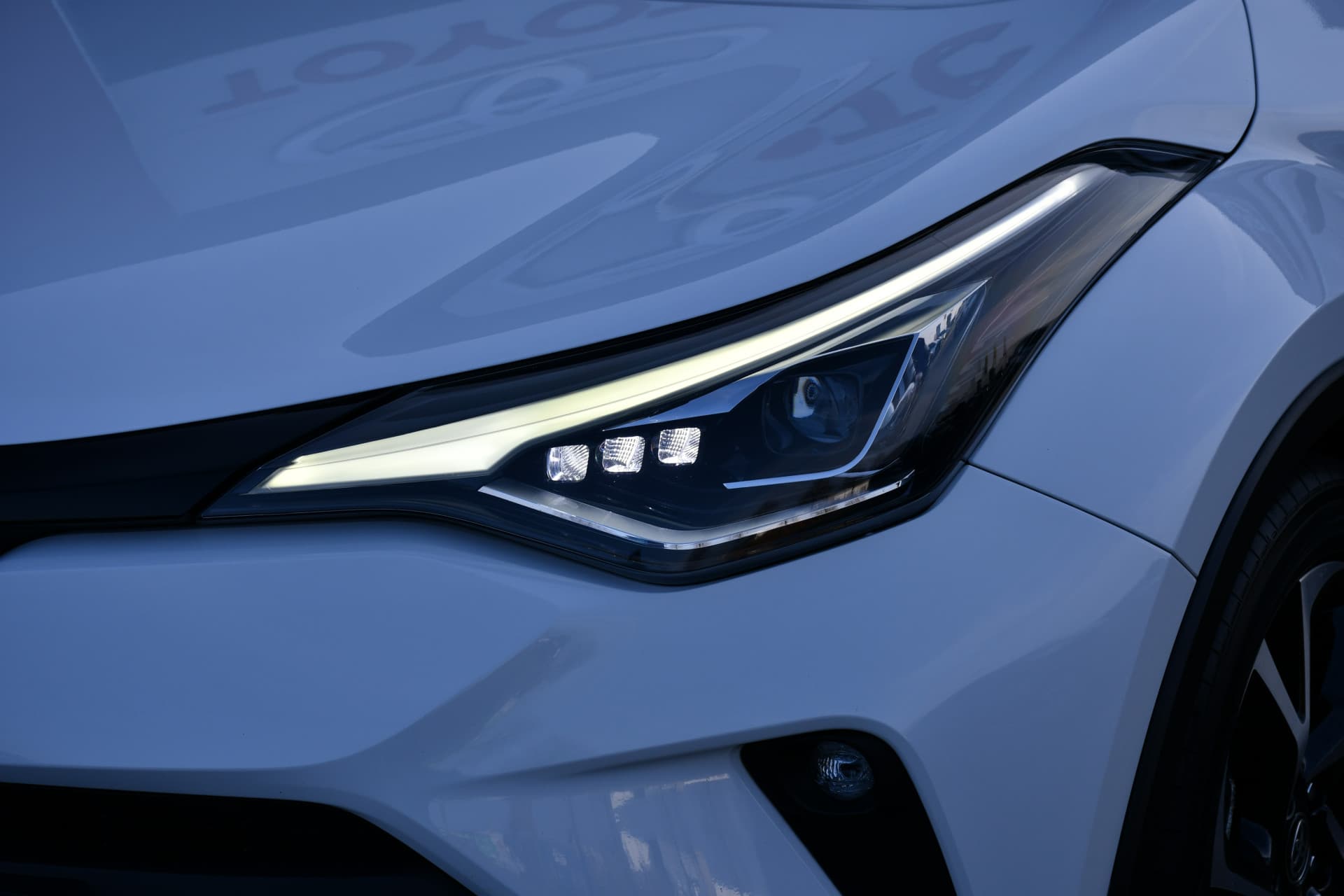 Toyota C-HR 1.8 Hybrid Style Luxury thumbnail 24