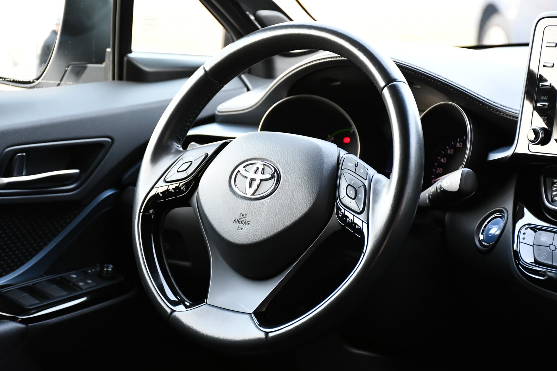 Toyota C-HR 1.8 Hybrid Style Luxury thumbnail 28