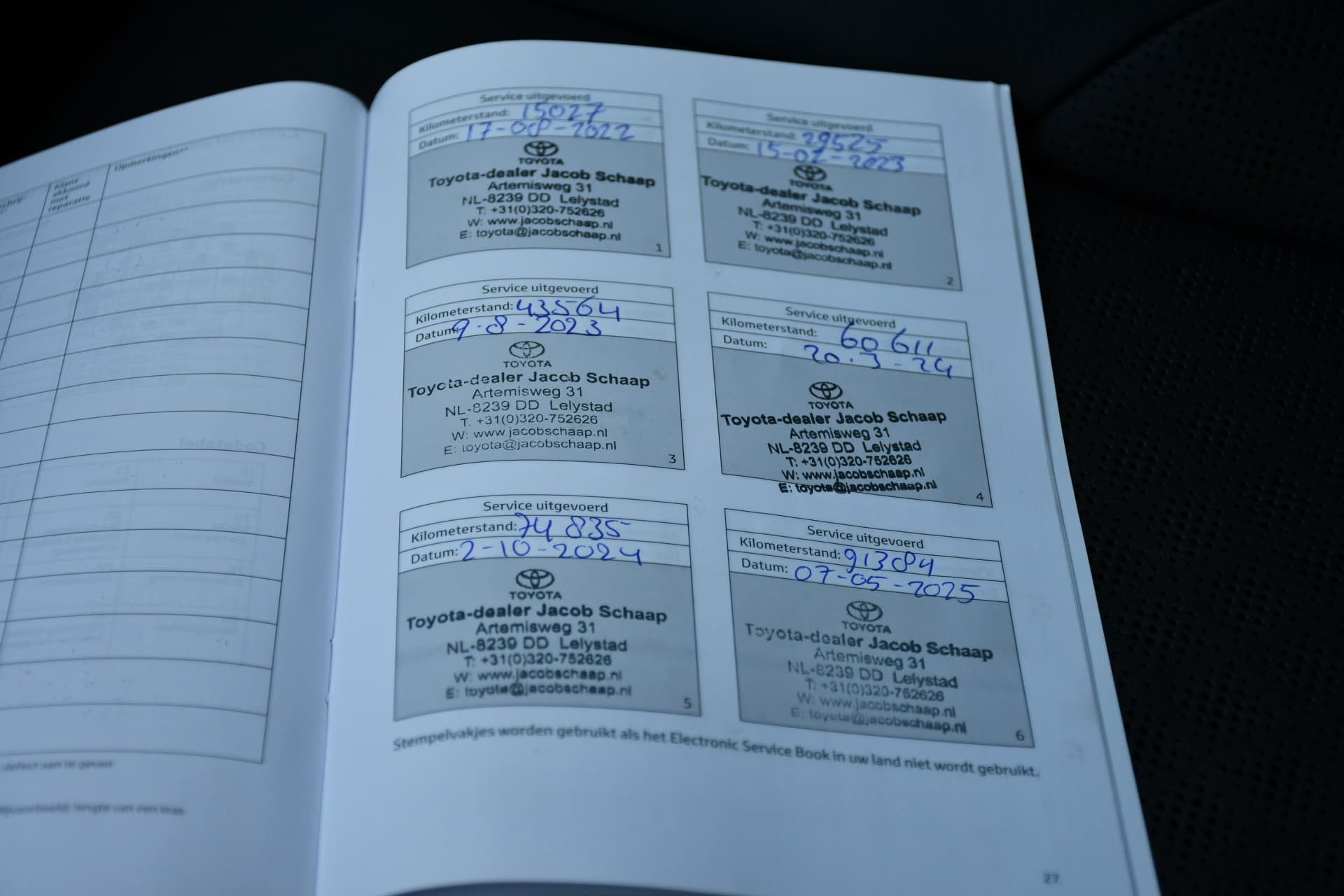 Toyota C-HR 1.8 Hybrid Style Luxury thumbnail 30