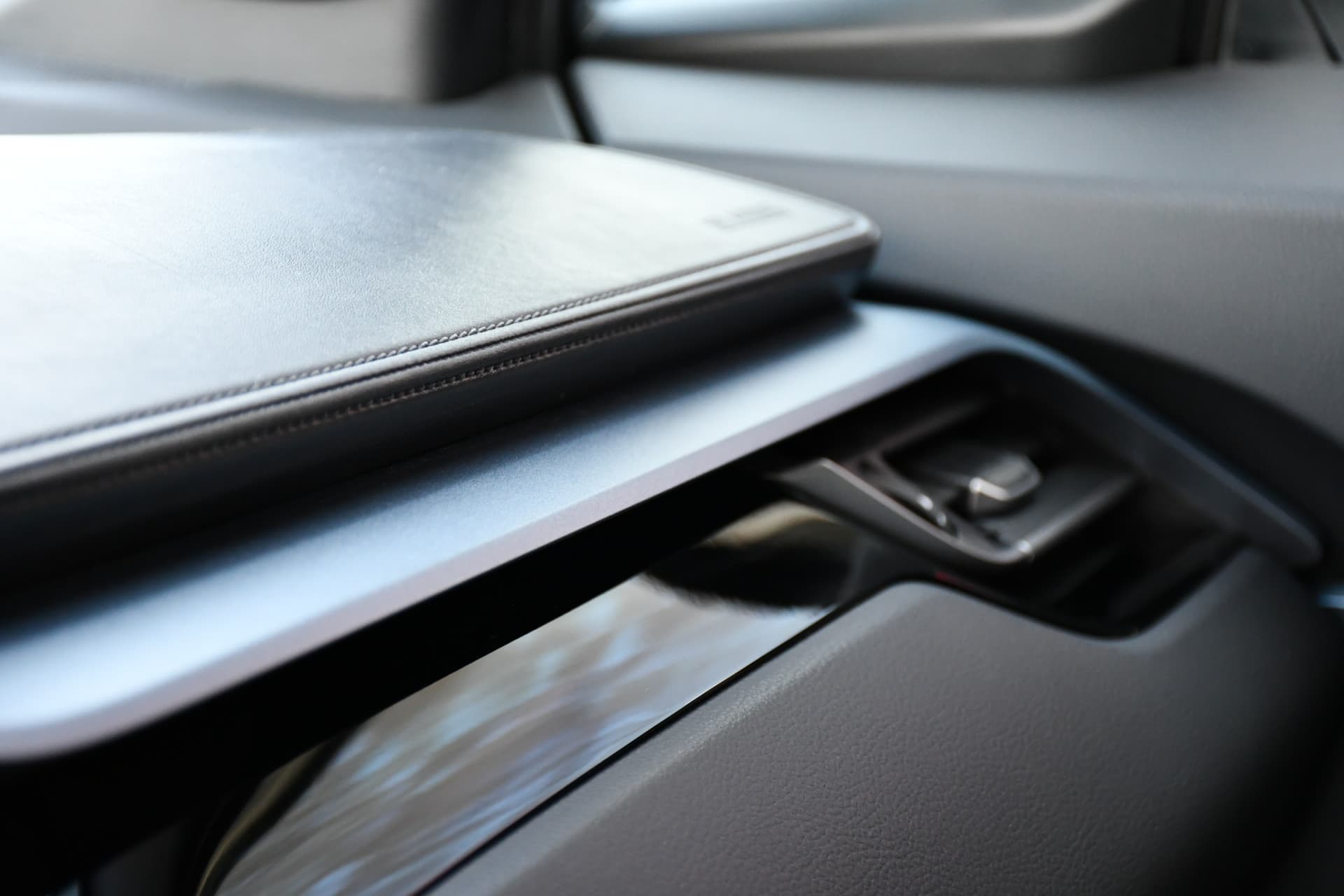 Toyota C-HR 1.8 Hybrid Style Luxury thumbnail 32