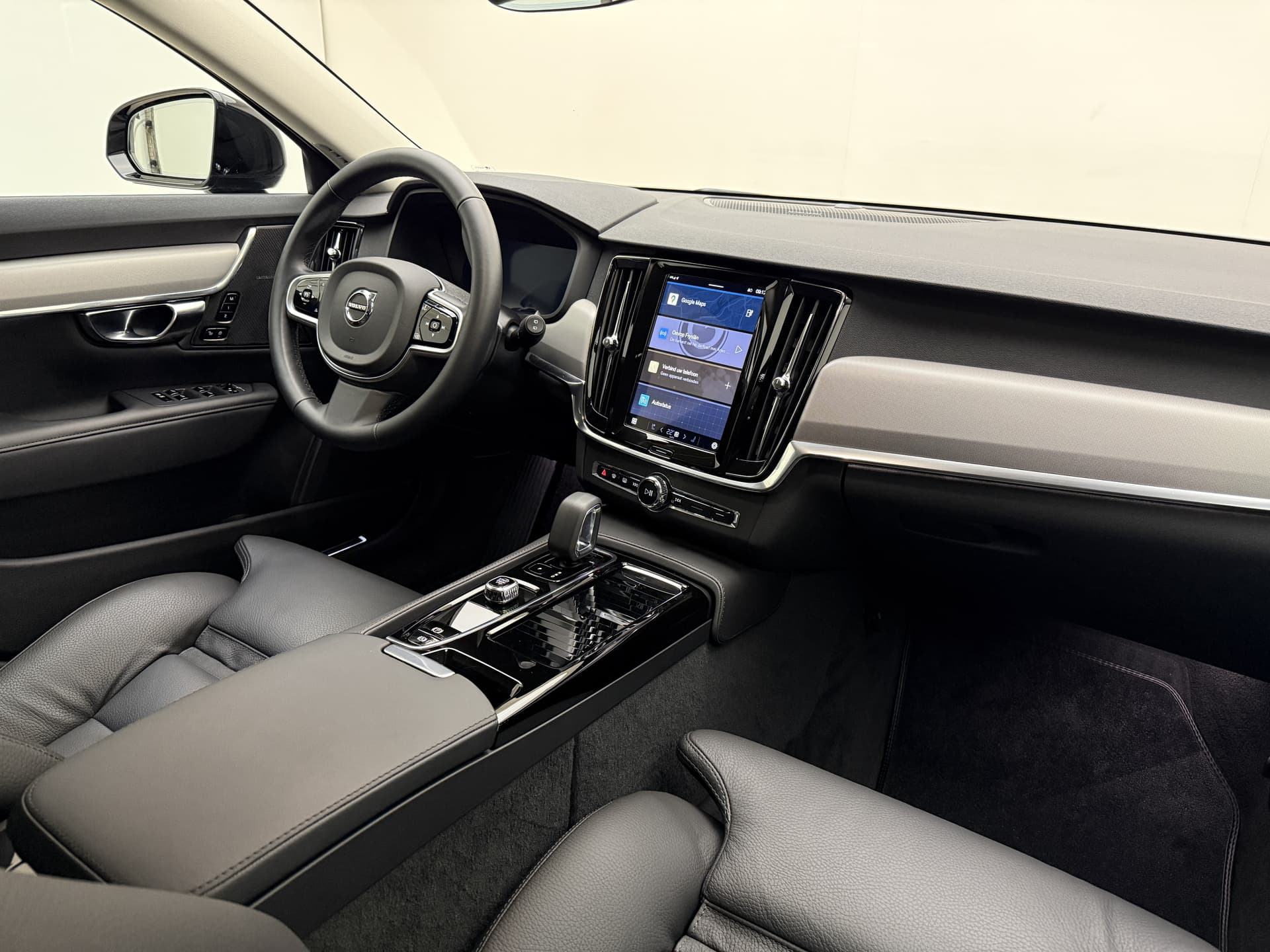 Volvo V90 T6 350pk AWD Plus Dark / 360 Camera / Full-LED / El. Trekhaak / Getint glas / El. Stoelen / Harman&Kardon Audio / 19'' / ACC / BLIS / Stoel + Stuurw. Verwarming / thumbnail 2
