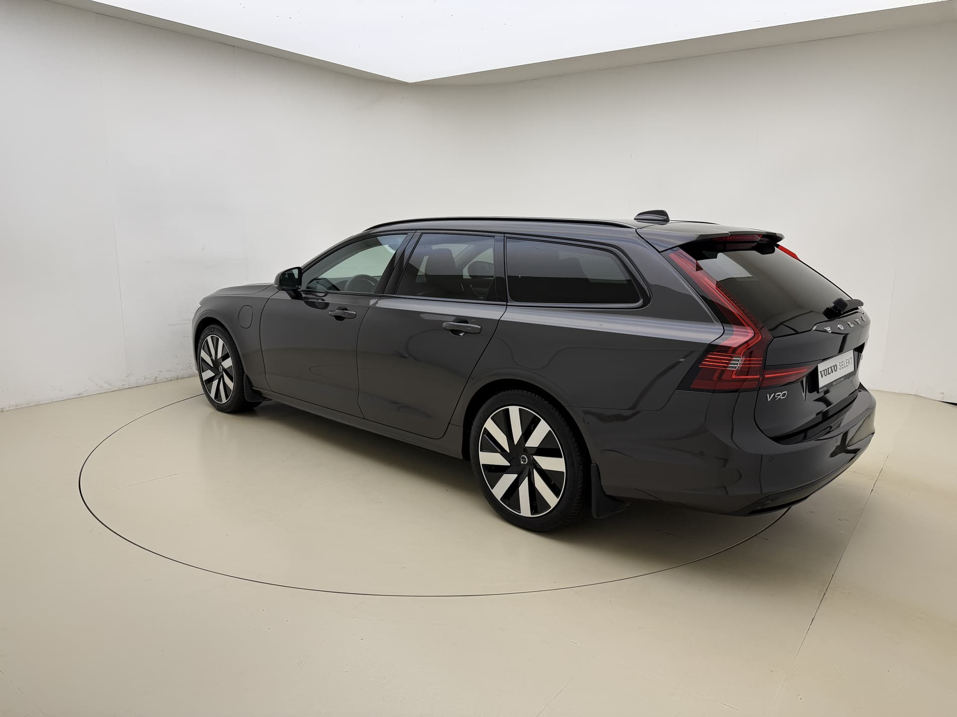 Volvo V90 T6 350pk AWD Plus Dark / 360 Camera / Full-LED / El. Trekhaak / Getint glas / El. Stoelen / Harman&Kardon Audio / 19'' / ACC / BLIS / Stoel + Stuurw. Verwarming / thumbnail 3