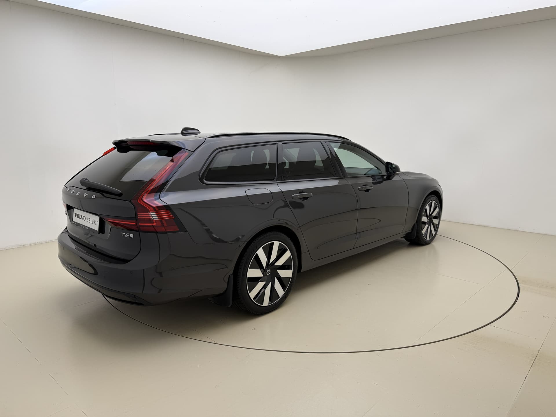 Volvo V90 T6 350pk AWD Plus Dark / 360 Camera / Full-LED / El. Trekhaak / Getint glas / El. Stoelen / Harman&Kardon Audio / 19'' / ACC / BLIS / Stoel + Stuurw. Verwarming / thumbnail 5