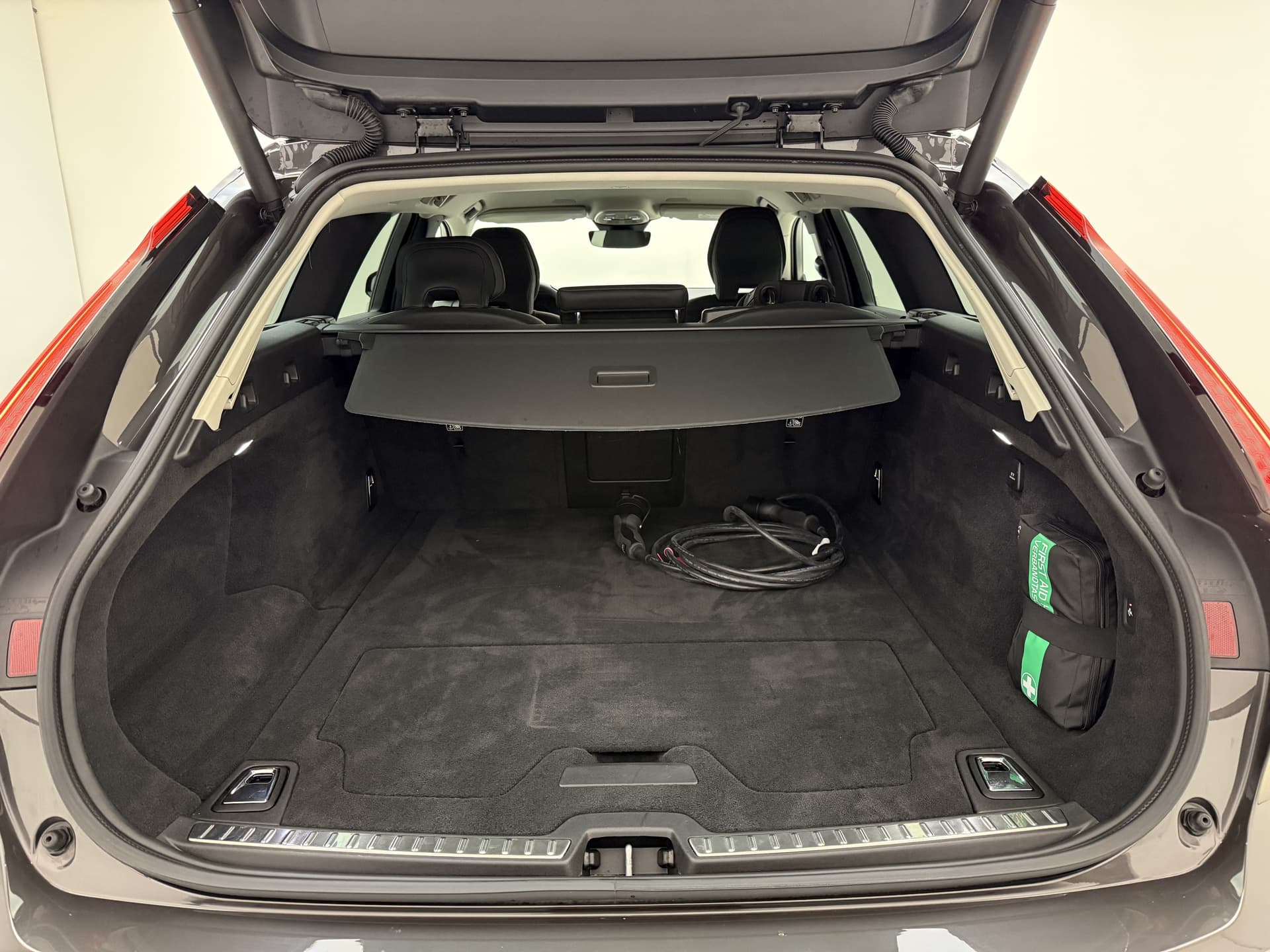 Volvo V90 T6 350pk AWD Plus Dark / 360 Camera / Full-LED / El. Trekhaak / Getint glas / El. Stoelen / Harman&Kardon Audio / 19'' / ACC / BLIS / Stoel + Stuurw. Verwarming / thumbnail 8