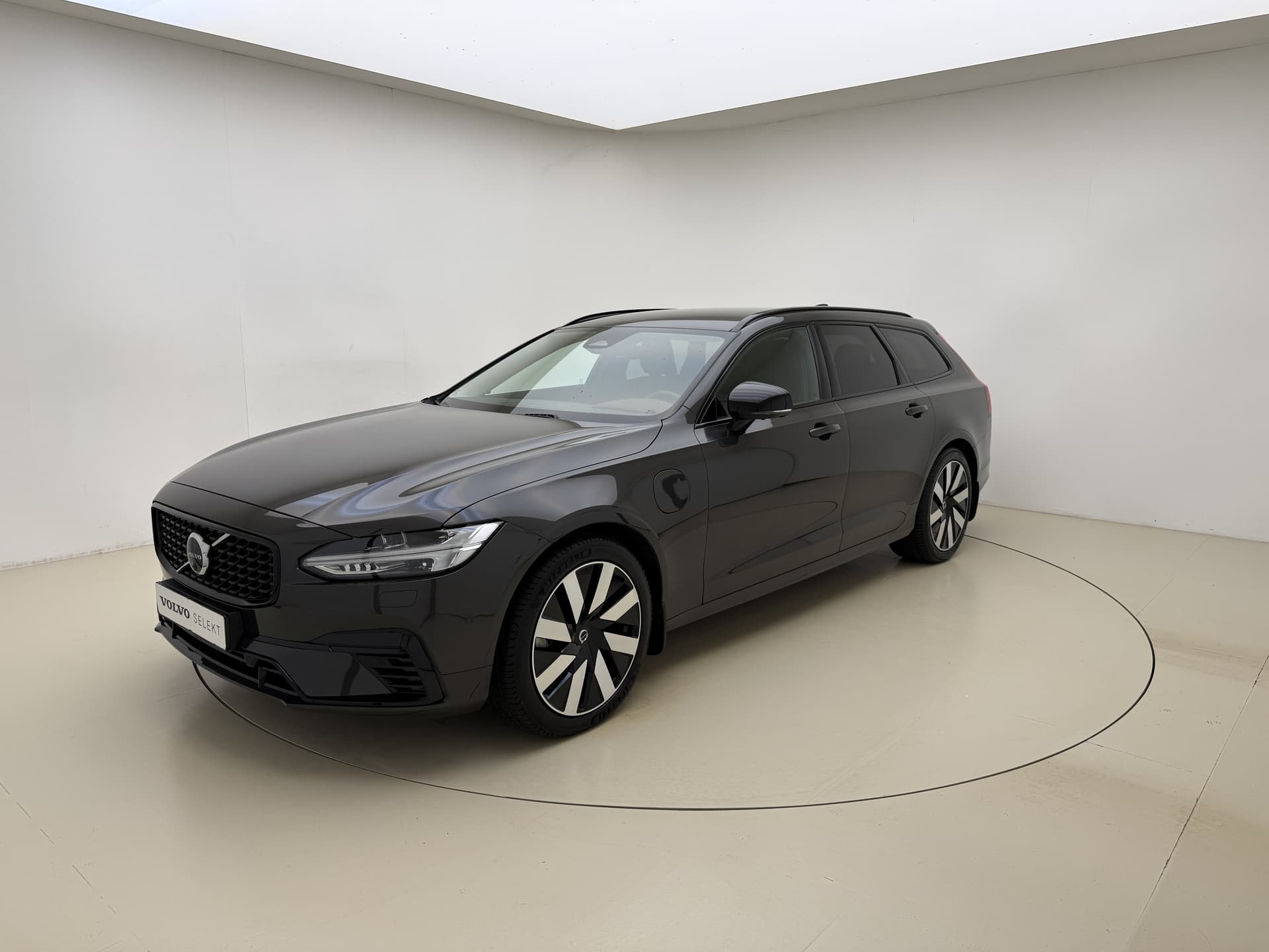 Volvo V90 T6 350pk AWD Plus Dark / 360 Camera / Full-LED / El. Trekhaak / Getint glas / El. Stoelen / Harman&Kardon Audio / 19'' / ACC / BLIS / Stoel + Stuurw. Verwarming / thumbnail 18