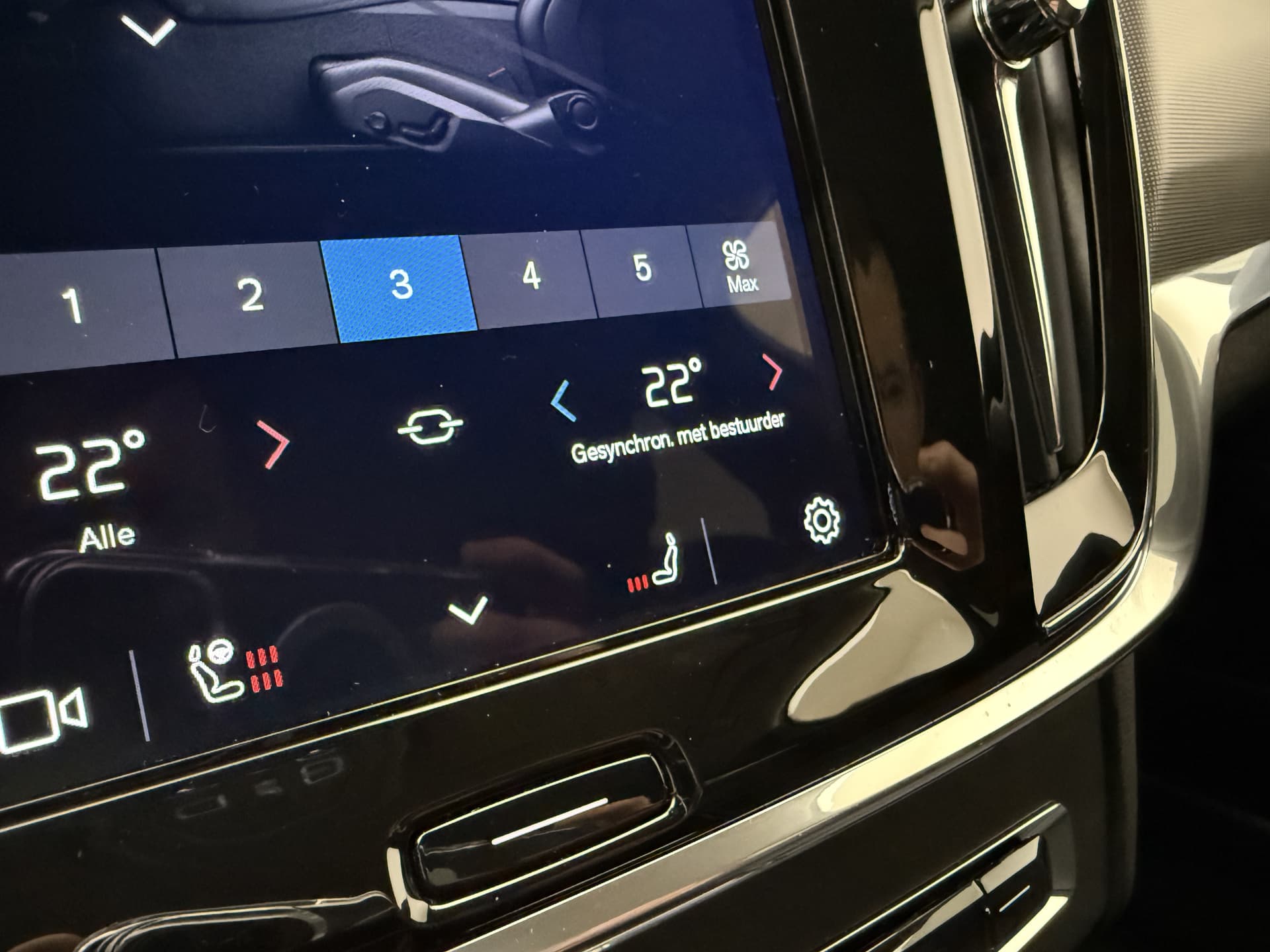 Volvo V90 T6 350pk AWD Plus Dark / 360 Camera / Full-LED / El. Trekhaak / Getint glas / El. Stoelen / Harman&Kardon Audio / 19'' / ACC / BLIS / Stoel + Stuurw. Verwarming / thumbnail 20