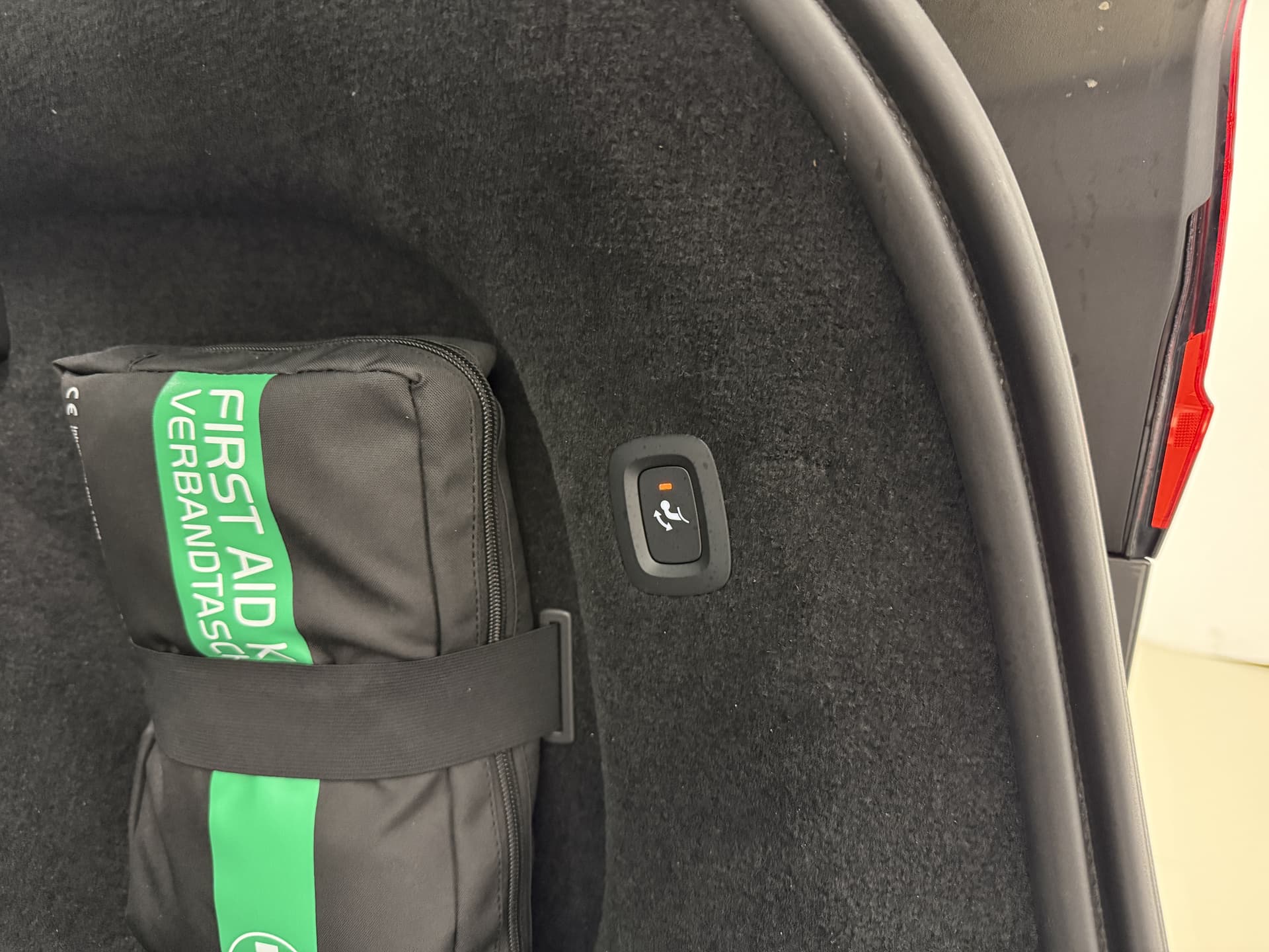 Volvo V90 T6 350pk AWD Plus Dark / 360 Camera / Full-LED / El. Trekhaak / Getint glas / El. Stoelen / Harman&Kardon Audio / 19'' / ACC / BLIS / Stoel + Stuurw. Verwarming / thumbnail 26