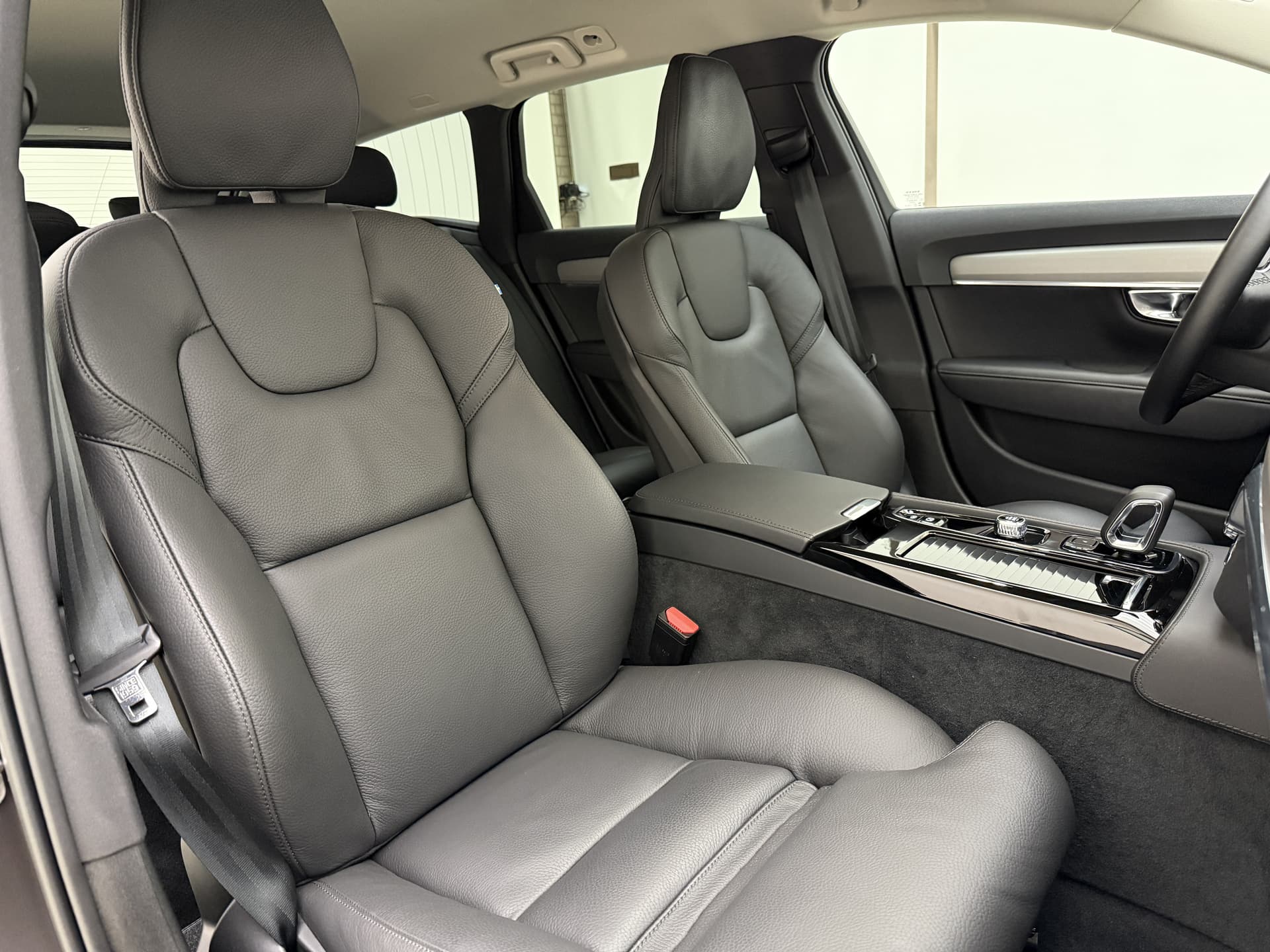 Volvo V90 T6 350pk AWD Plus Dark / 360 Camera / Full-LED / El. Trekhaak / Getint glas / El. Stoelen / Harman&Kardon Audio / 19'' / ACC / BLIS / Stoel + Stuurw. Verwarming / thumbnail 34