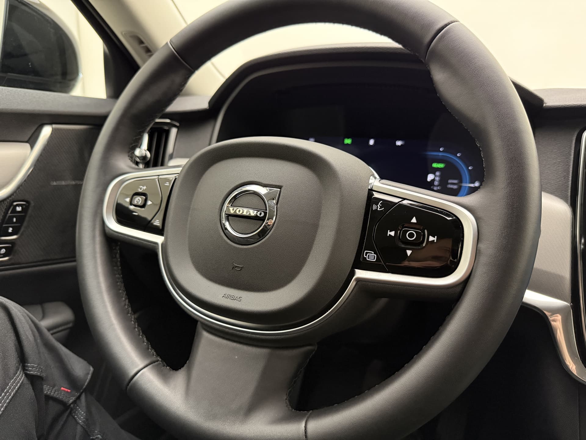 Volvo V90 T6 350pk AWD Plus Dark / 360 Camera / Full-LED / El. Trekhaak / Getint glas / El. Stoelen / Harman&Kardon Audio / 19'' / ACC / BLIS / Stoel + Stuurw. Verwarming / thumbnail 36
