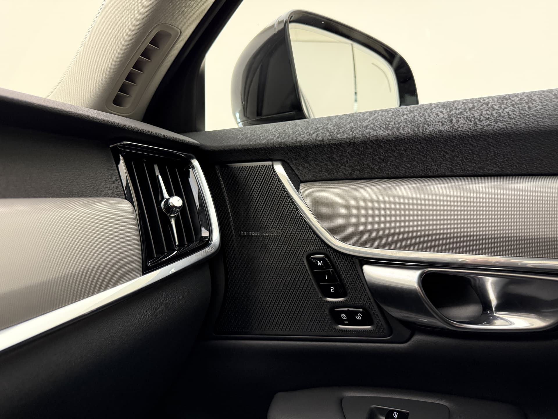 Volvo V90 T6 350pk AWD Plus Dark / 360 Camera / Full-LED / El. Trekhaak / Getint glas / El. Stoelen / Harman&Kardon Audio / 19'' / ACC / BLIS / Stoel + Stuurw. Verwarming / thumbnail 40