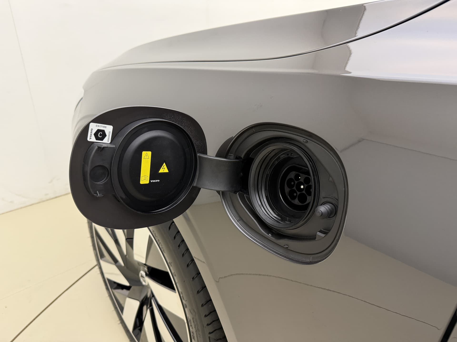 Volvo V90 T6 350pk AWD Plus Dark / 360 Camera / Full-LED / El. Trekhaak / Getint glas / El. Stoelen / Harman&Kardon Audio / 19'' / ACC / BLIS / Stoel + Stuurw. Verwarming / thumbnail 42