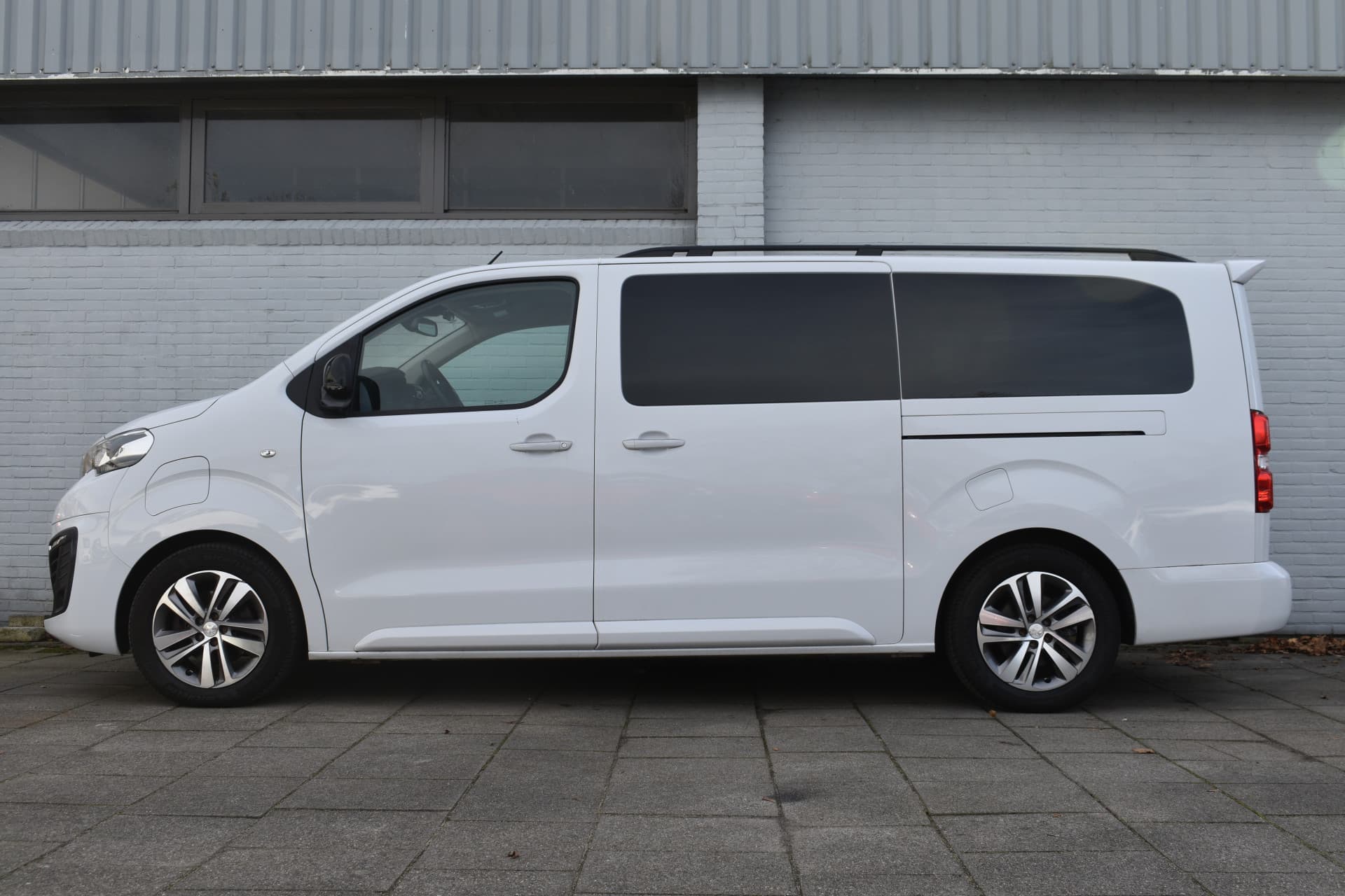 Peugeot E-Traveller 75 kwh Long thumbnail 24