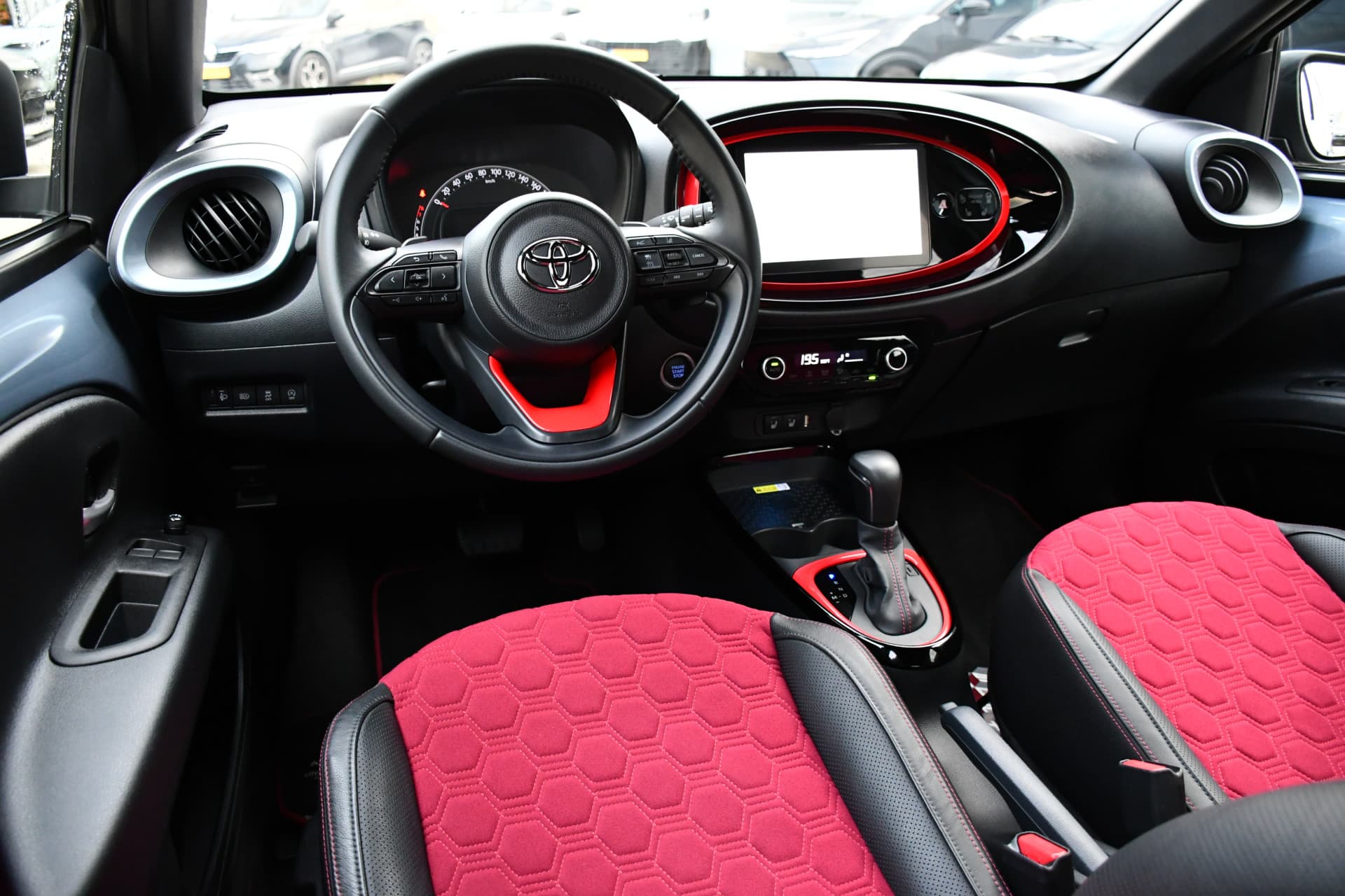 Toyota Aygo X 1.0 VVT-i S-CVT Undercover Jun Takahashi Limited Automaat 72pk thumbnail 2