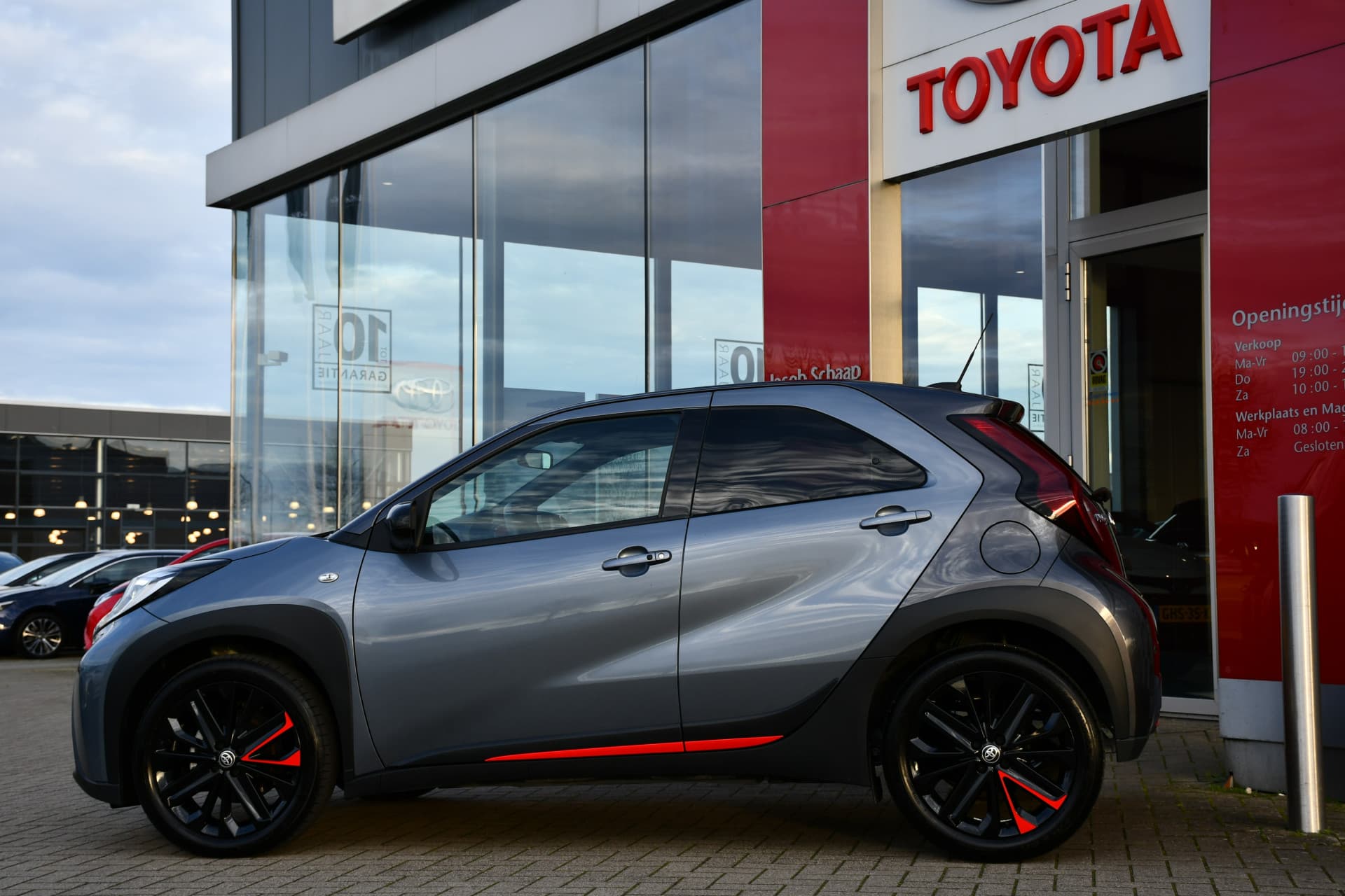 Toyota Aygo X 1.0 VVT-i S-CVT Undercover Jun Takahashi Limited Automaat 72pk thumbnail 5