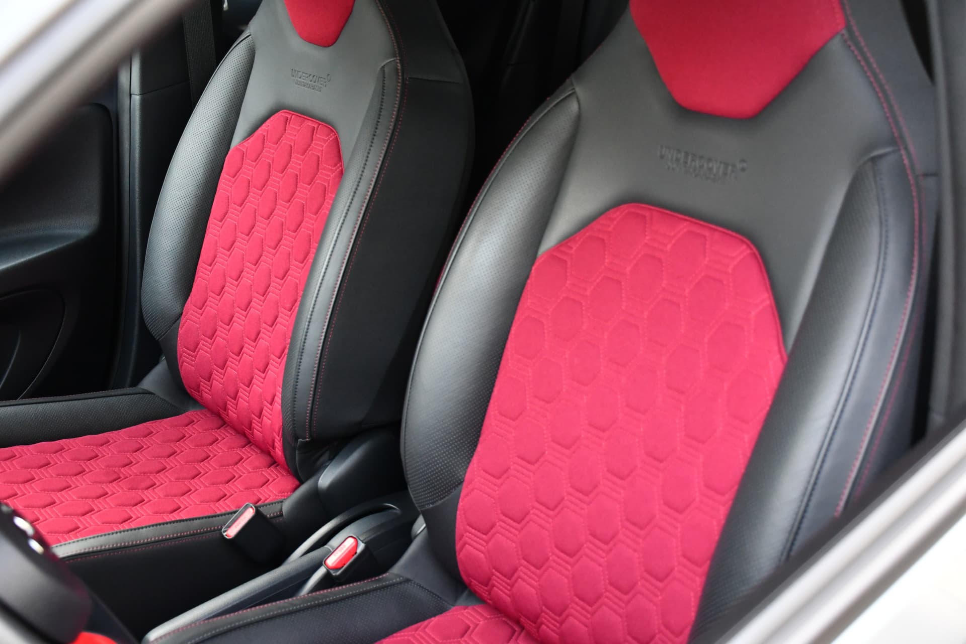 Toyota Aygo X 1.0 VVT-i S-CVT Undercover Jun Takahashi Limited Automaat 72pk thumbnail 6