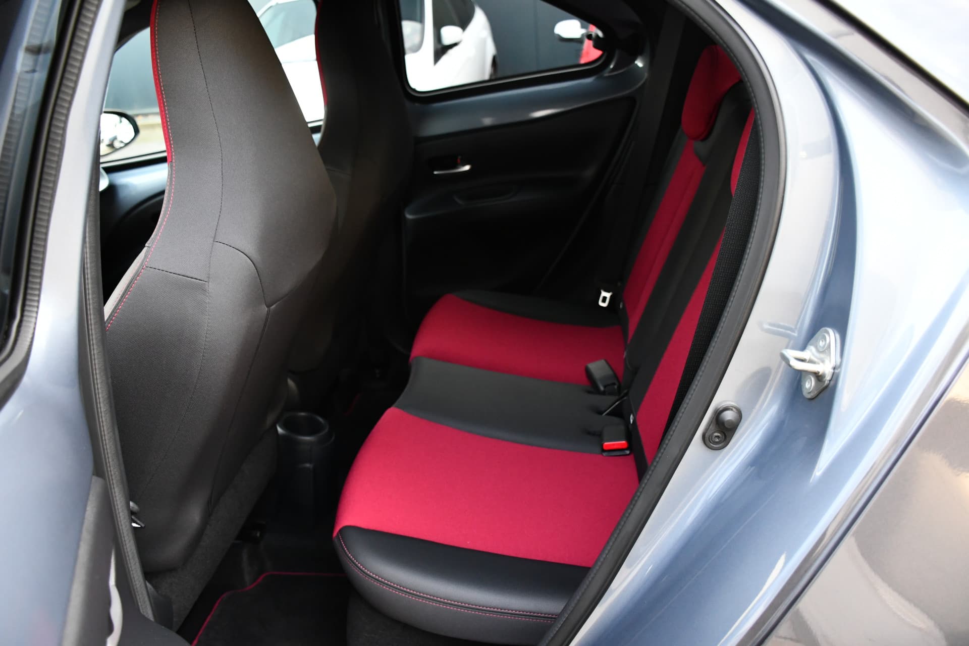 Toyota Aygo X 1.0 VVT-i S-CVT Undercover Jun Takahashi Limited Automaat 72pk thumbnail 16