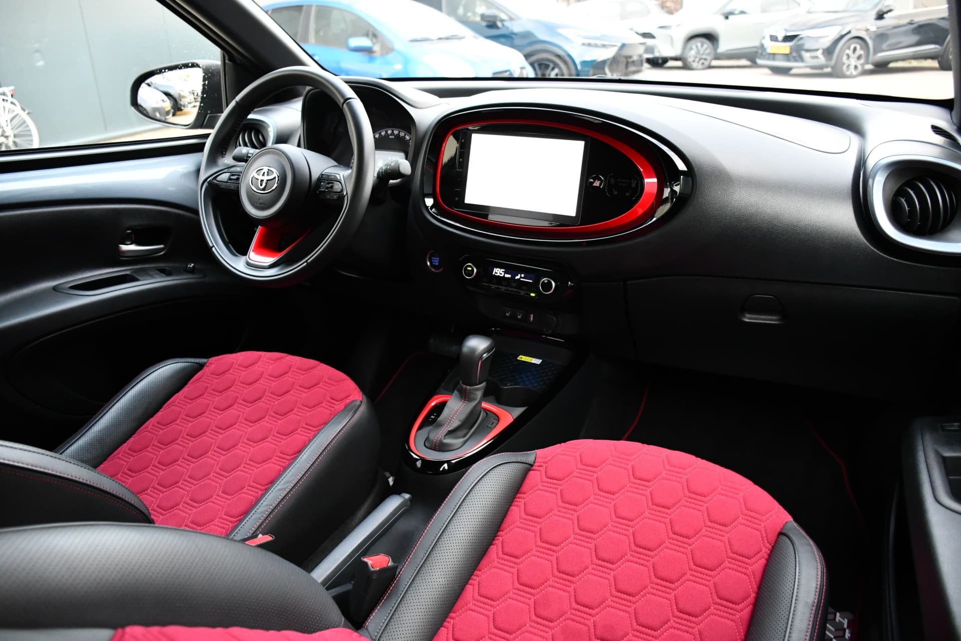 Toyota Aygo X 1.0 VVT-i S-CVT Undercover Jun Takahashi Limited Automaat 72pk thumbnail 18