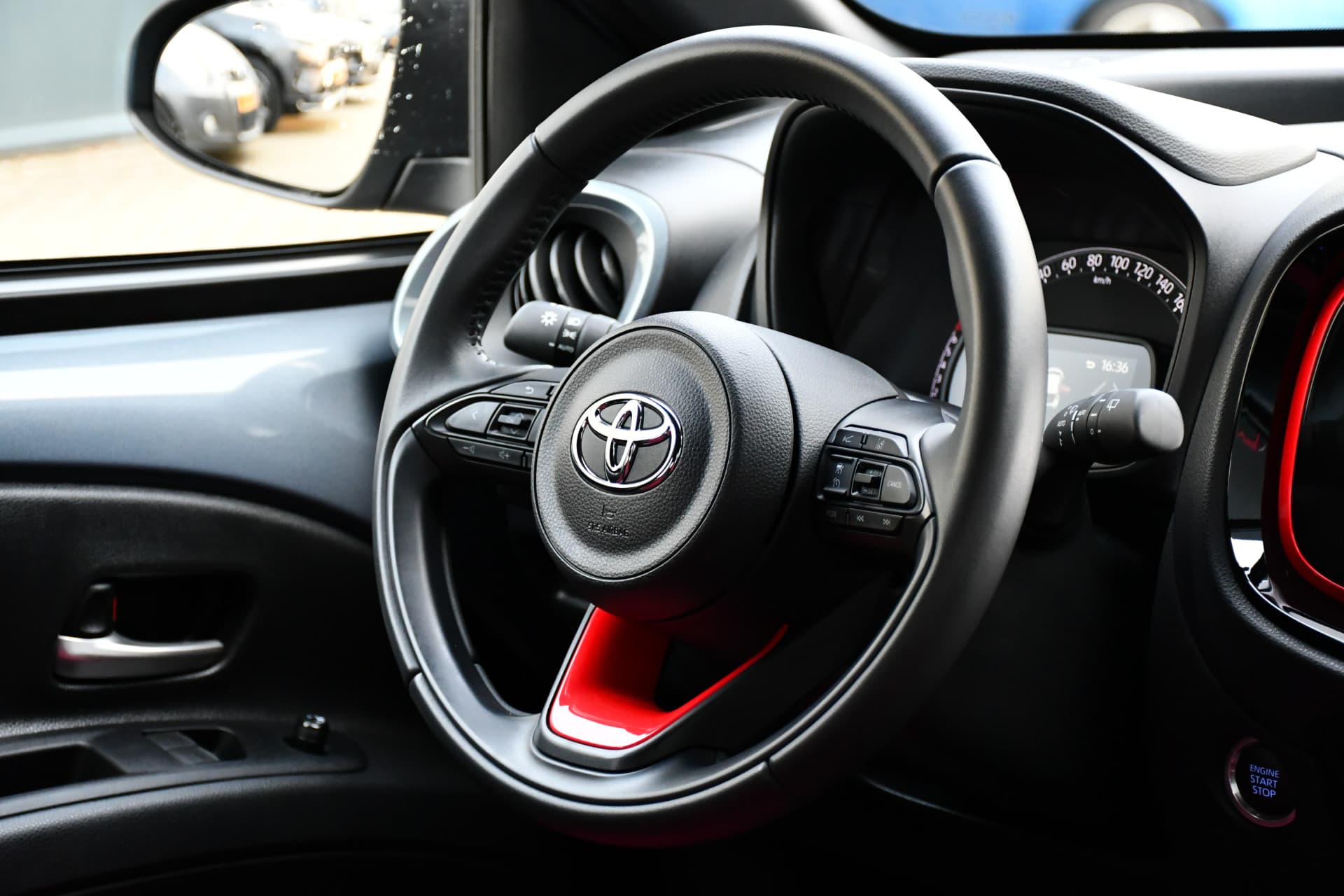 Toyota Aygo X 1.0 VVT-i S-CVT Undercover Jun Takahashi Limited Automaat 72pk thumbnail 30