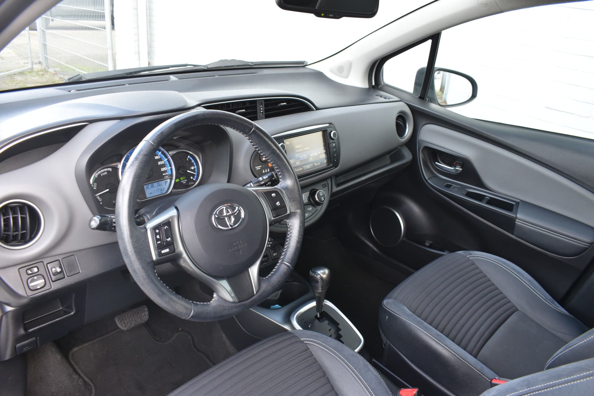 Toyota Yaris 1.5 Hybrid Dynamic Automaat 100Pk thumbnail 2