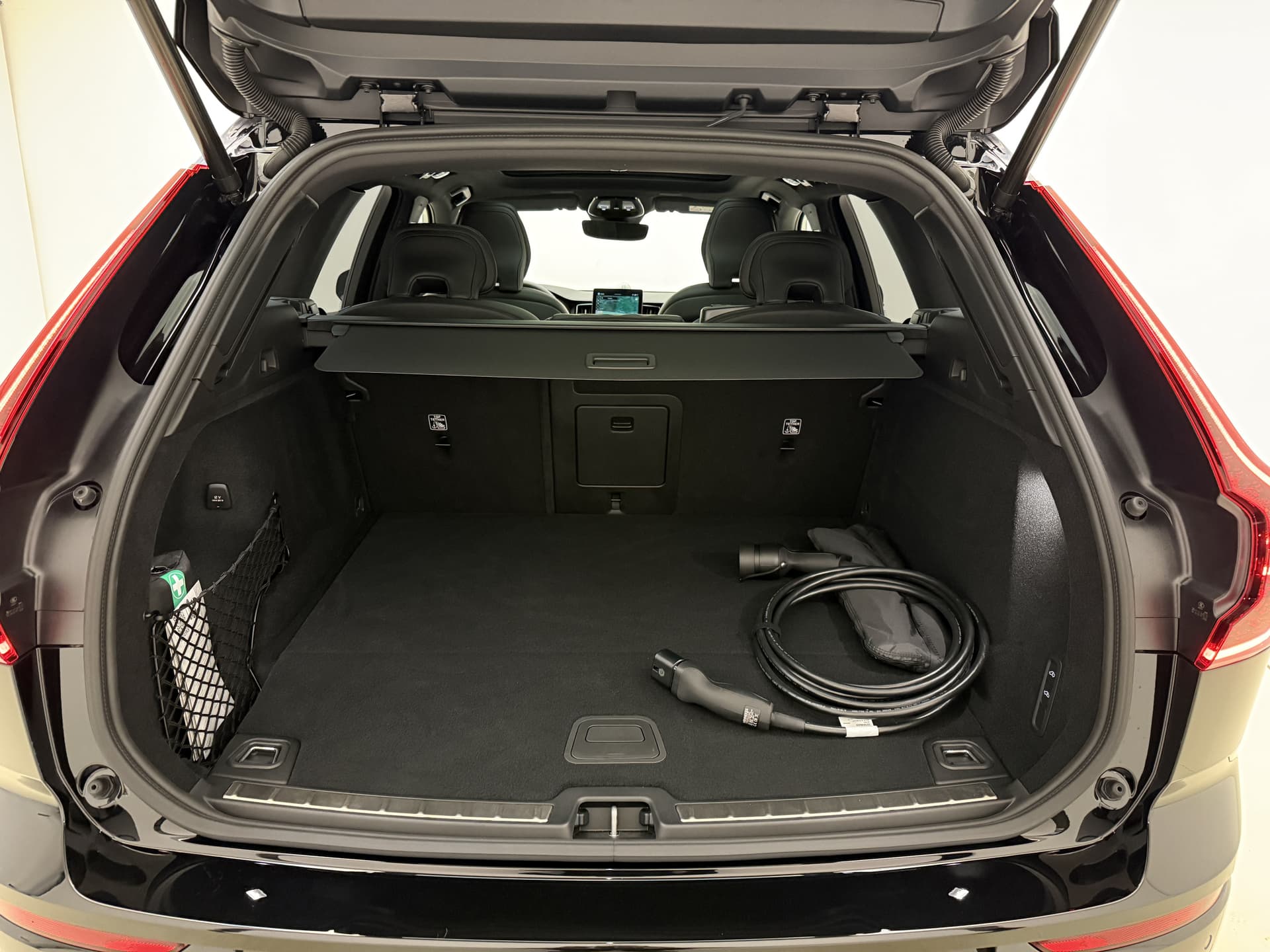 Volvo XC60 T8 455pk AWD HEICO - Ultra Black Edition / HEICO Sportuitlaatsysteem / HEICO Selected Level / 22'' HEICO Velgen / HEICO Remsysteem / Heico Intercooler / HEICO Sportpedalen / Luchtvering / Bowers en Wilkins audio / thumbnail 16