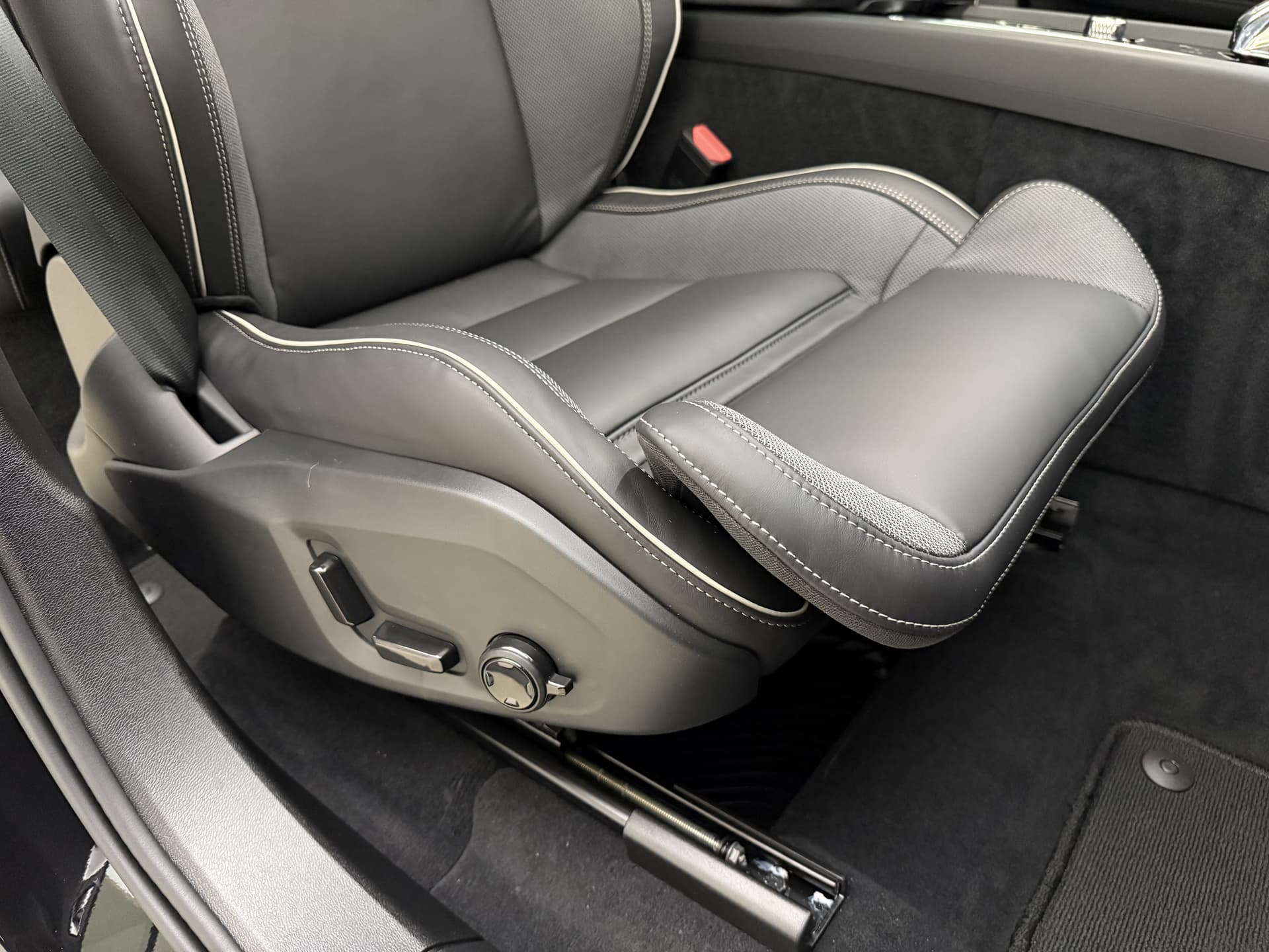 Volvo XC60 T8 455pk AWD HEICO - Ultra Black Edition / HEICO Sportuitlaatsysteem / HEICO Selected Level / 22'' HEICO Velgen / HEICO Remsysteem / Heico Intercooler / HEICO Sportpedalen / Luchtvering / Bowers en Wilkins audio / thumbnail 19